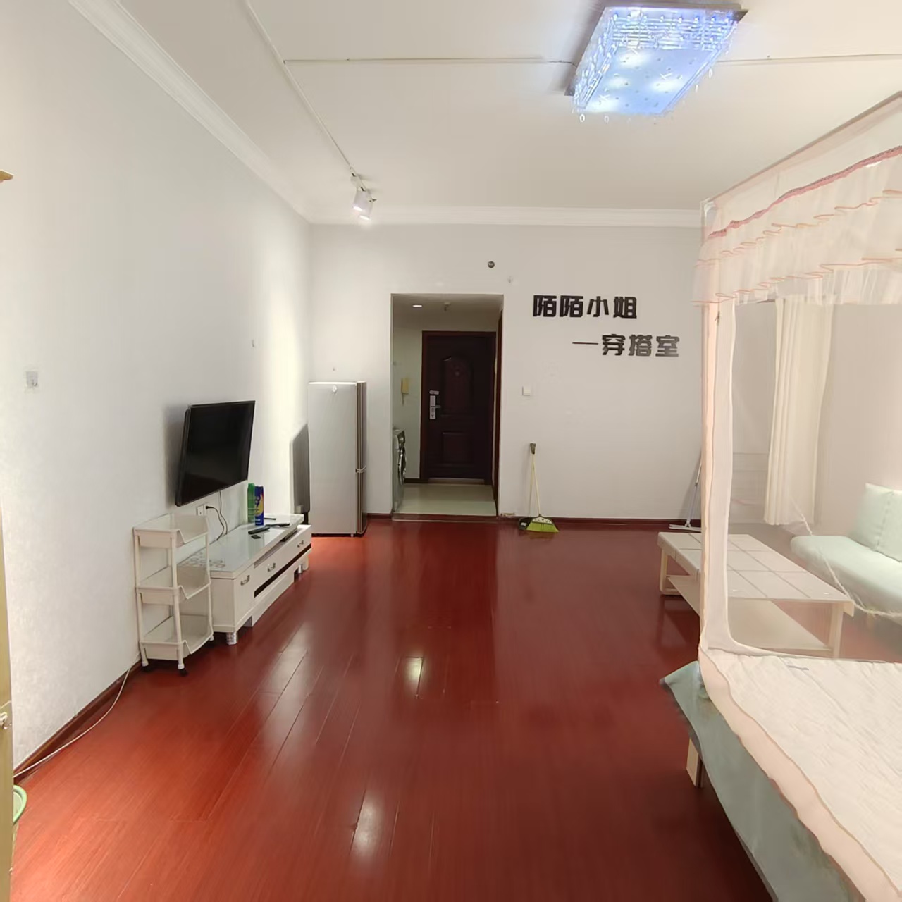 西湖公寓  1室0厅0卫   1100.00元/月