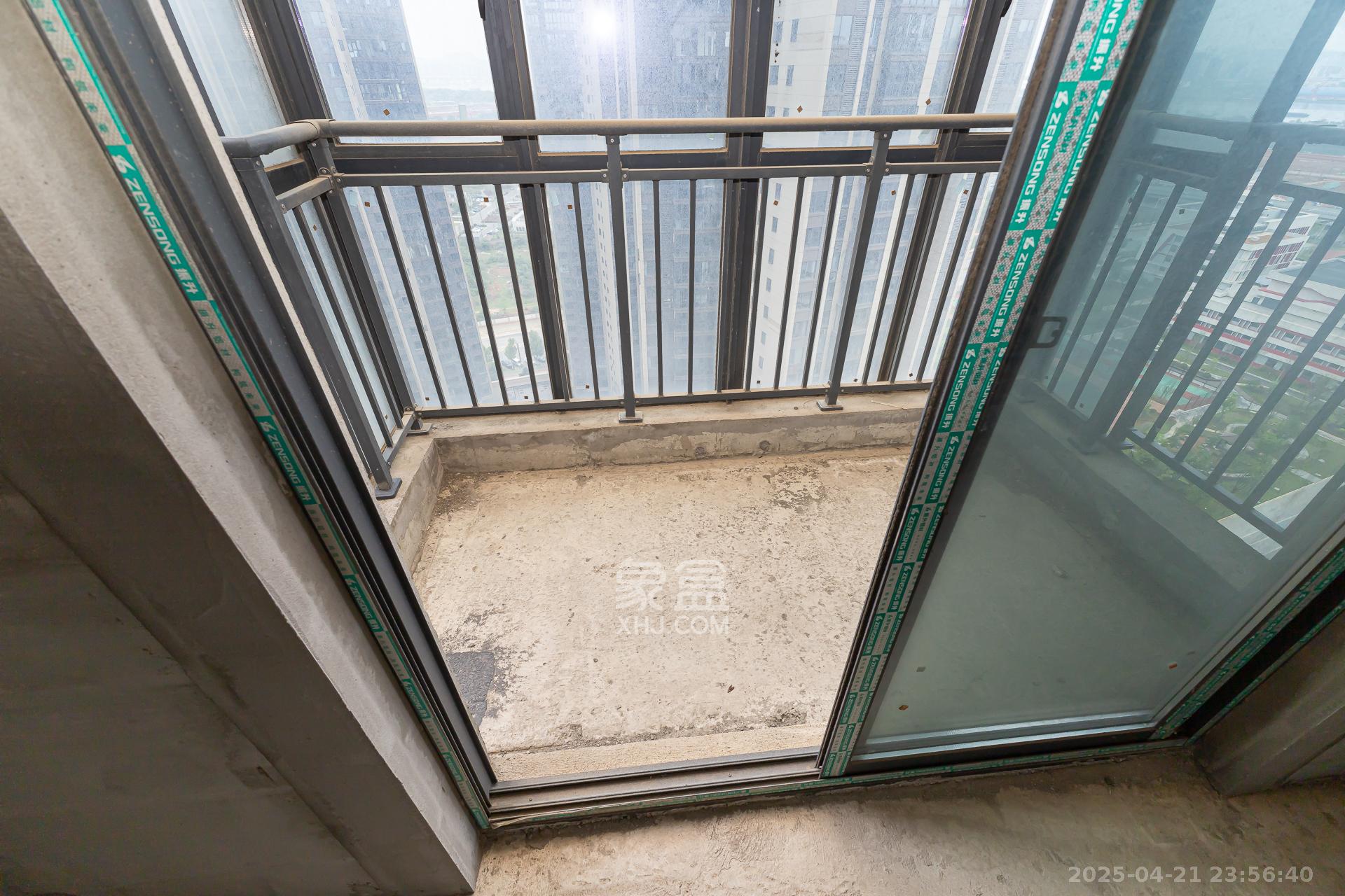 润和滨江广场（润和中央广场）  4室2厅1卫   112.00万阳台