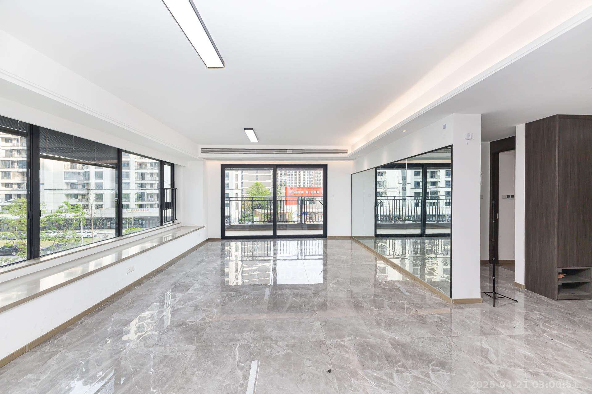 越秀湘江星汇城三期  4室2厅2卫    240.0万 越秀湘江星汇城三期  4室2厅2卫    240.0万客厅