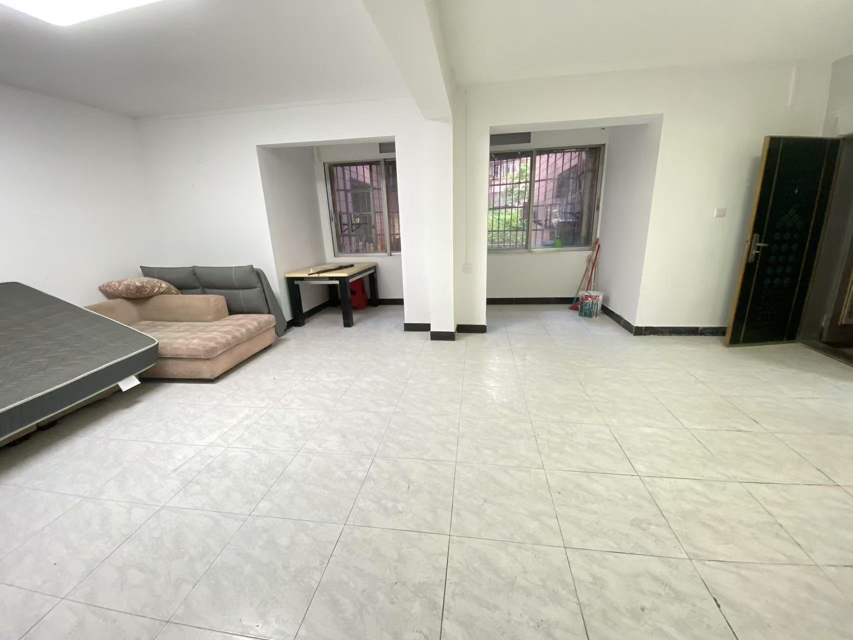 侨诚花园 4室2厅1卫 2500.0元/月 侨诚花园 4室2厅1卫 2500.0元/月室内图