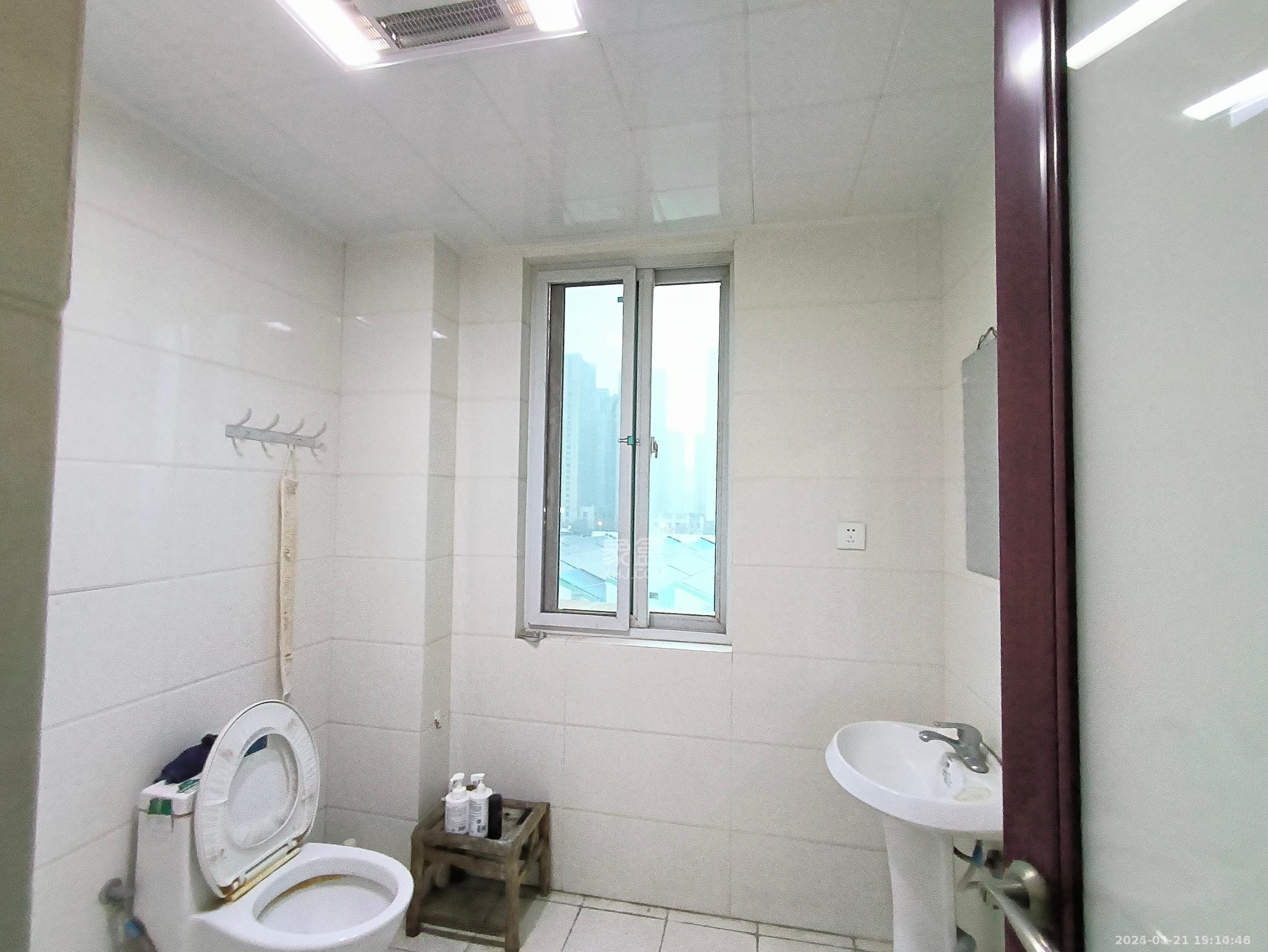 康馨佳园 4室2厅2卫 2000.0元/月 康馨佳园 4室2厅2卫 2000.0元/月室内图