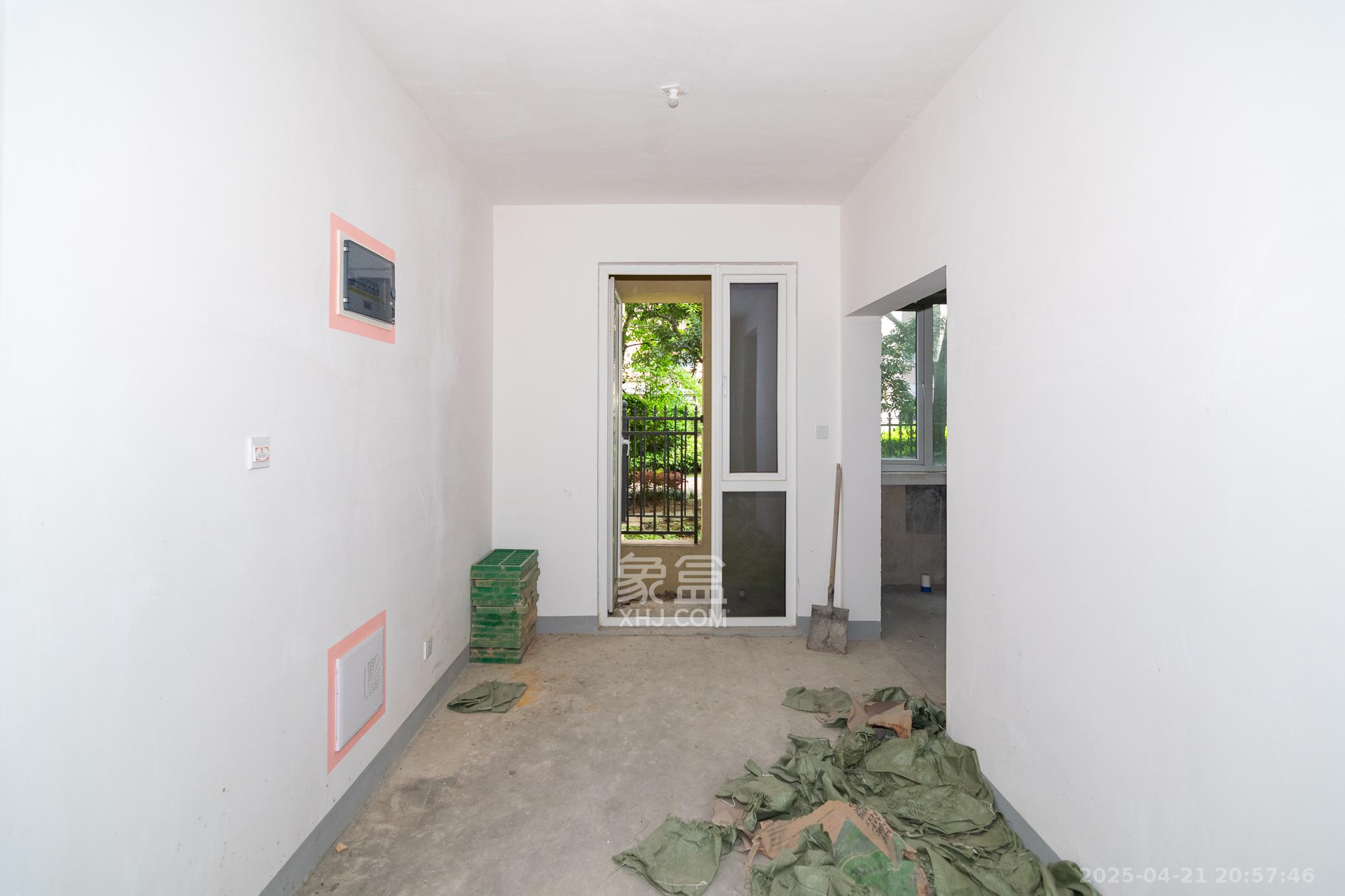 金地三千府(金地湖山樾、金地自在城) 3室2厅2卫 128.0万 金地三千府(金地湖山樾、金地自在城) 3室2厅2卫 128.0万客厅