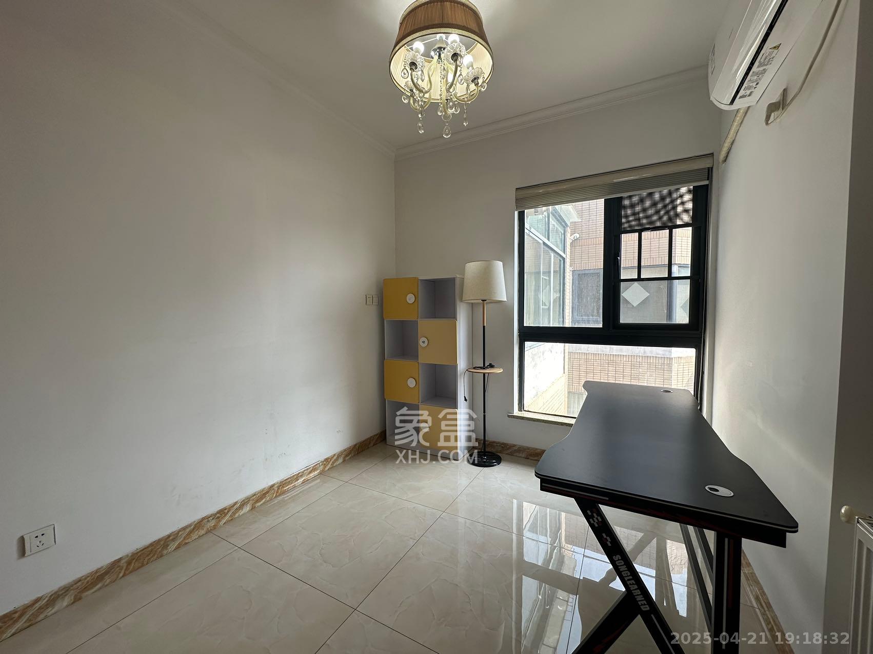 藏珑湖上国际花园 5室2厅3卫 5000.0元/月 藏珑湖上国际花园 5室2厅3卫 5000.0元/月室内图