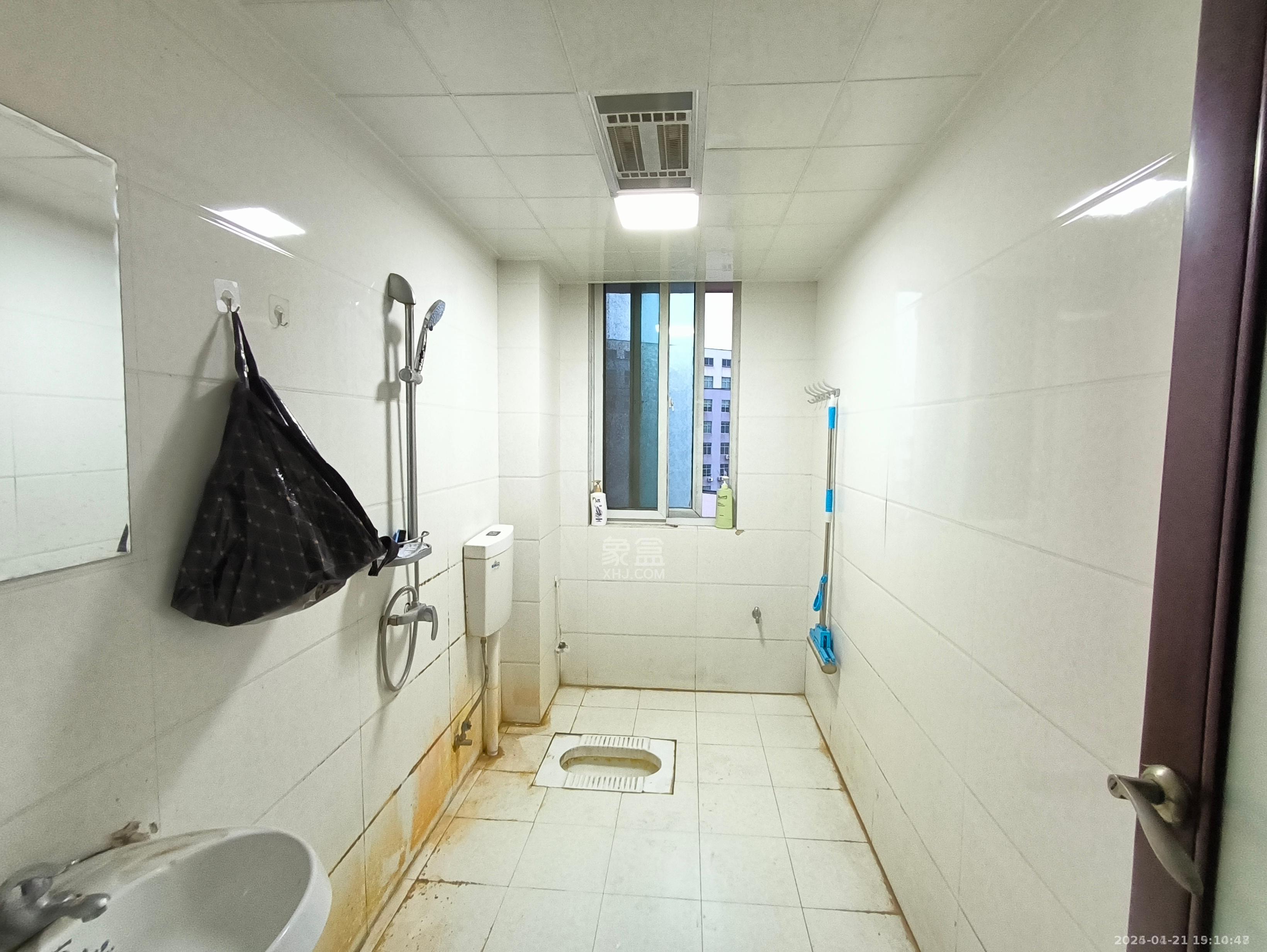 康馨佳园 4室2厅2卫 2000.0元/月 康馨佳园 4室2厅2卫 2000.0元/月室内图