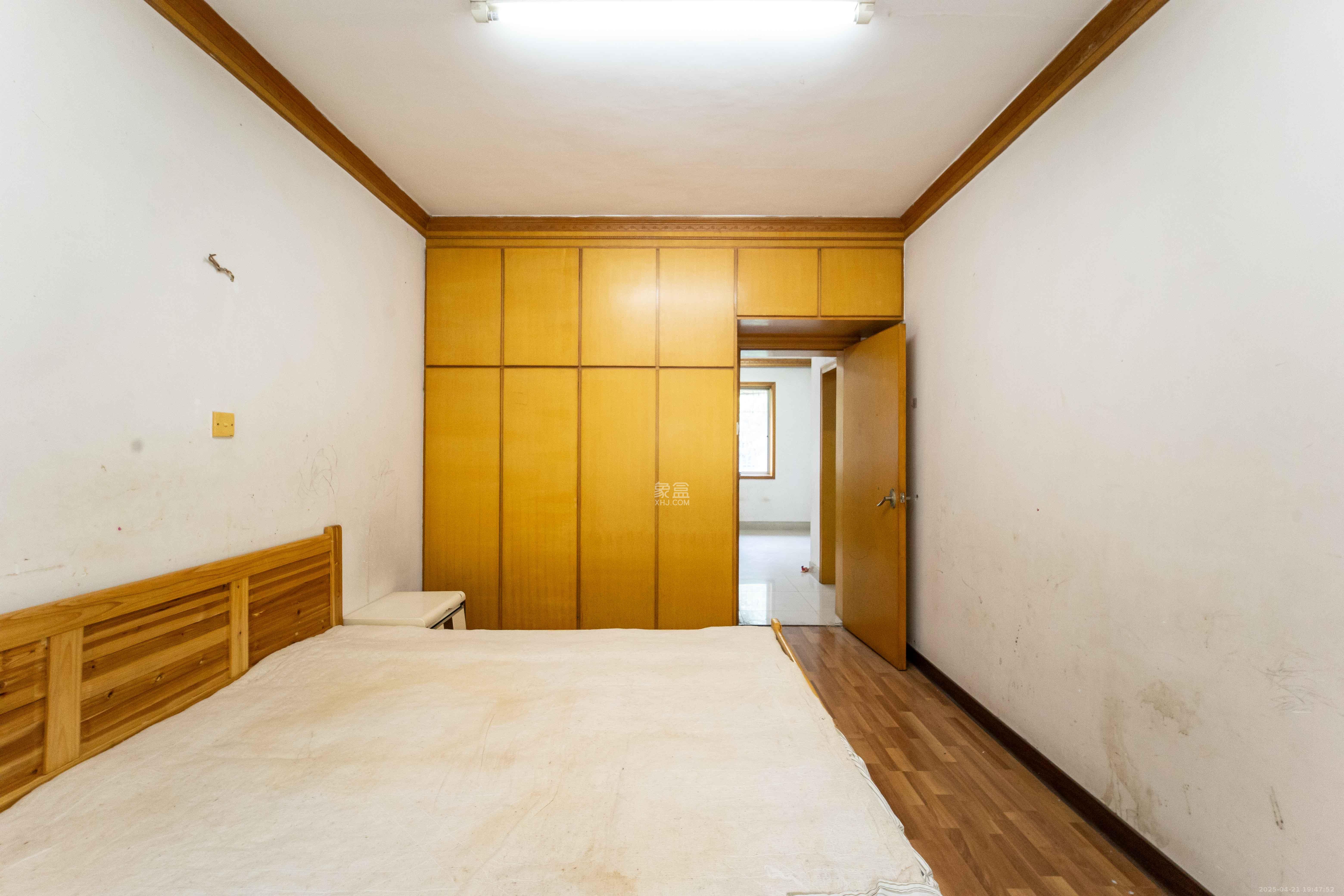 新合四组  3室2厅2卫   71.50万卧室