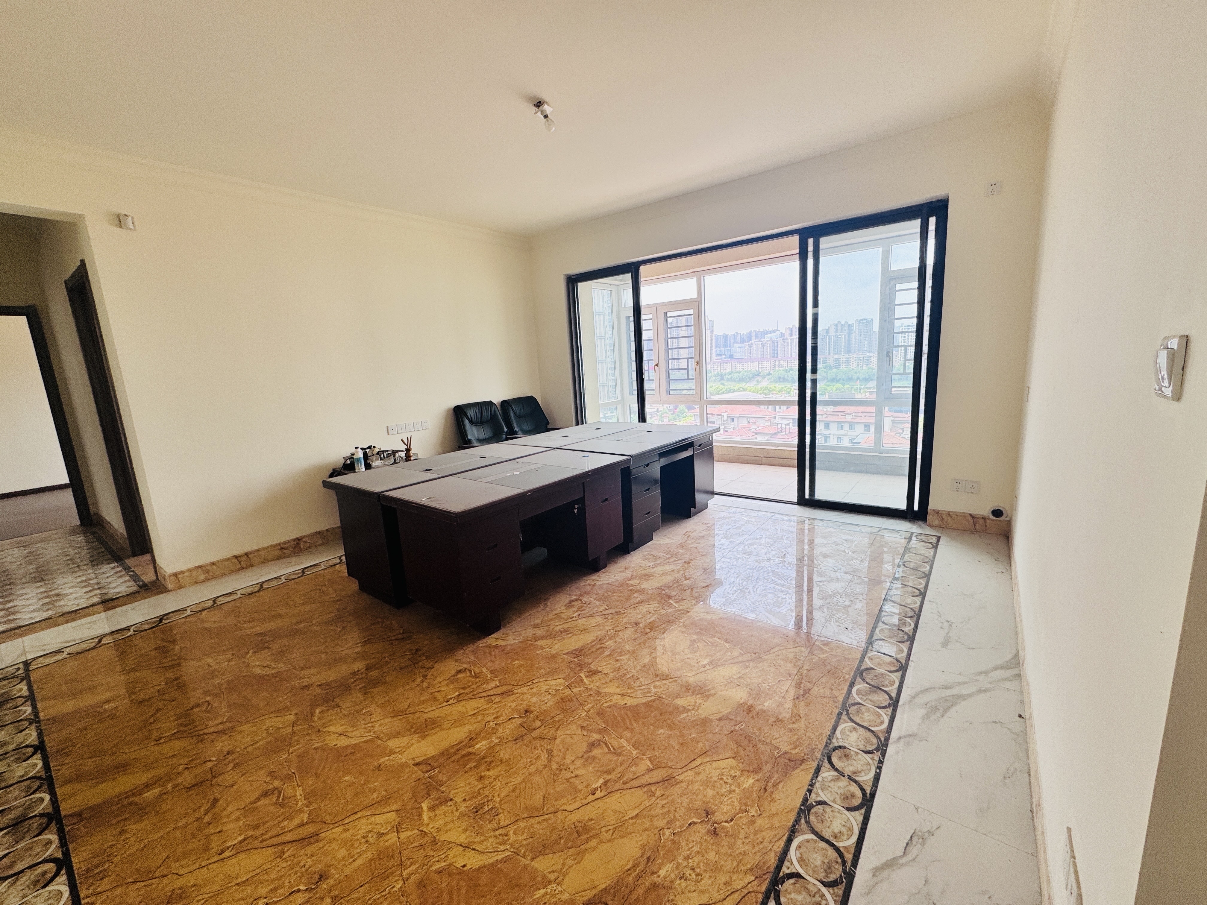 华耀碧桂园十里江湾观澜 4室2厅2卫 2200.0元/月 华耀碧桂园十里江湾观澜 4室2厅2卫 2200.0元/月室内图