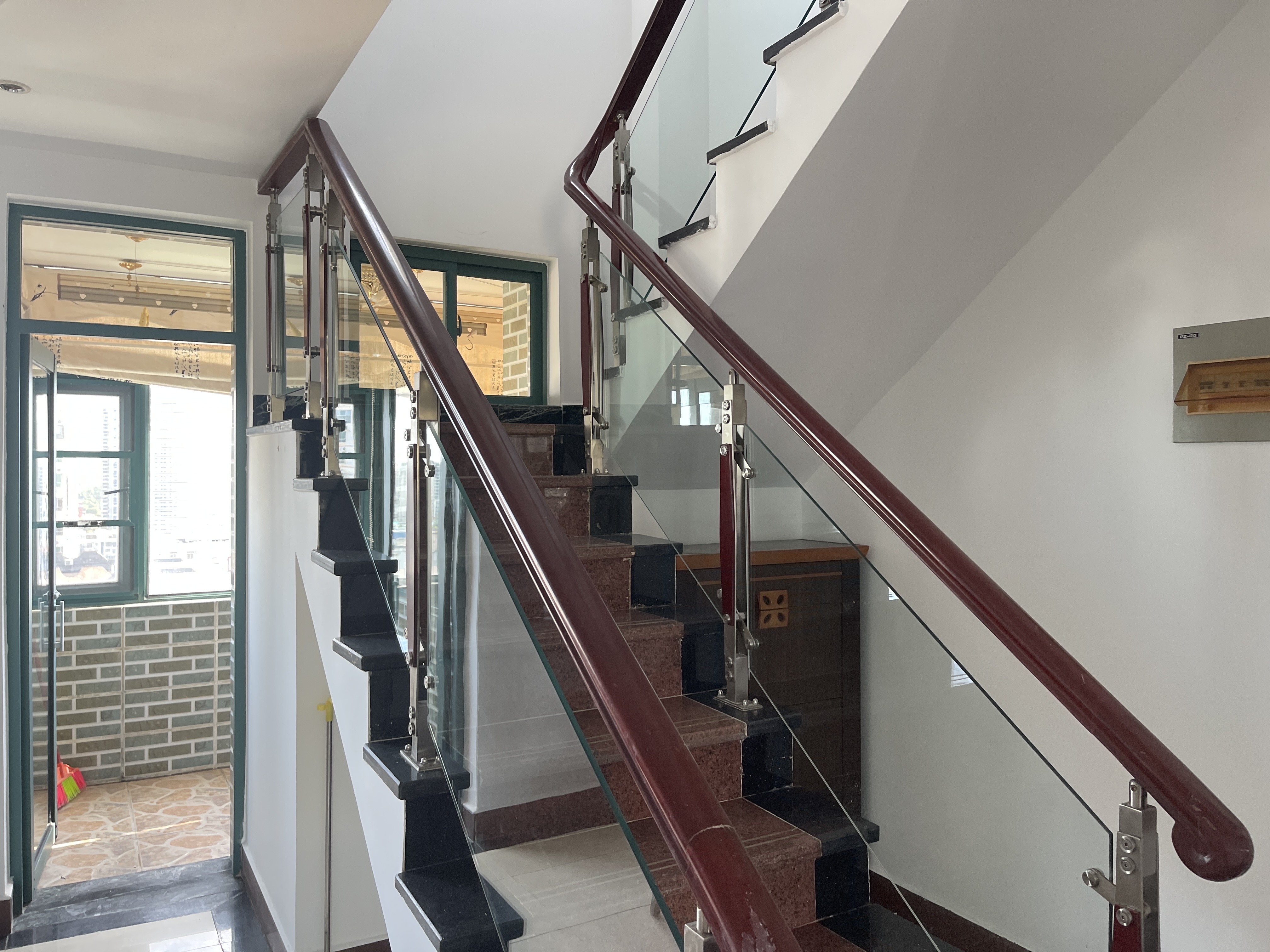 金碧雅苑 4室2厅2卫 210.0万 金碧雅苑 4室2厅2卫 210.0万客厅