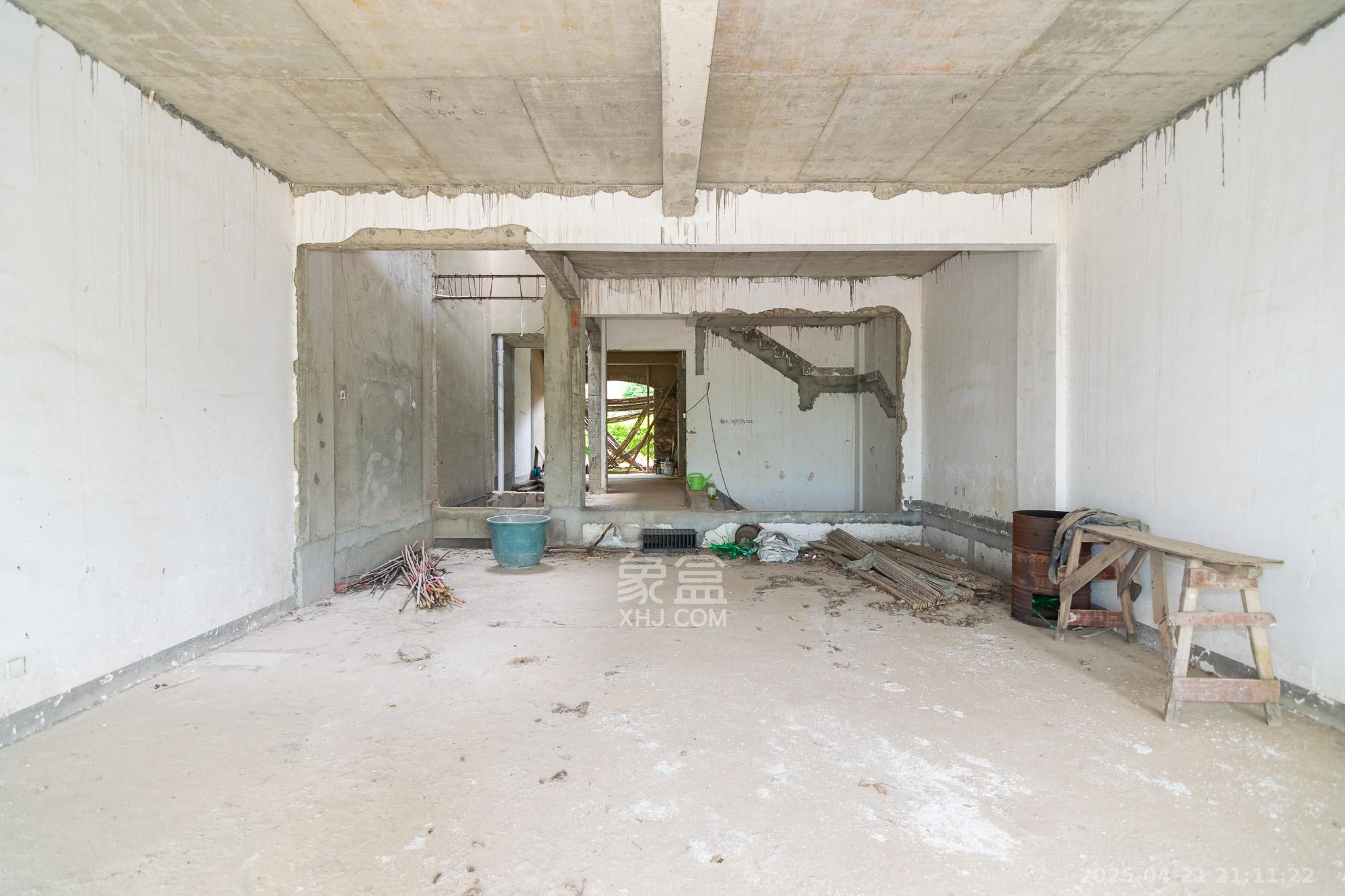 金地三千府(金地湖山樾、金地自在城) 6室3厅4卫 368.0万 金地三千府(金地湖山樾、金地自在城) 6室3厅4卫 368.0万客厅