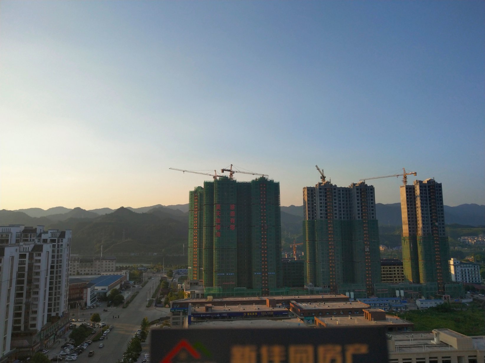时代港湾  4室2厅2卫   65.00万客厅