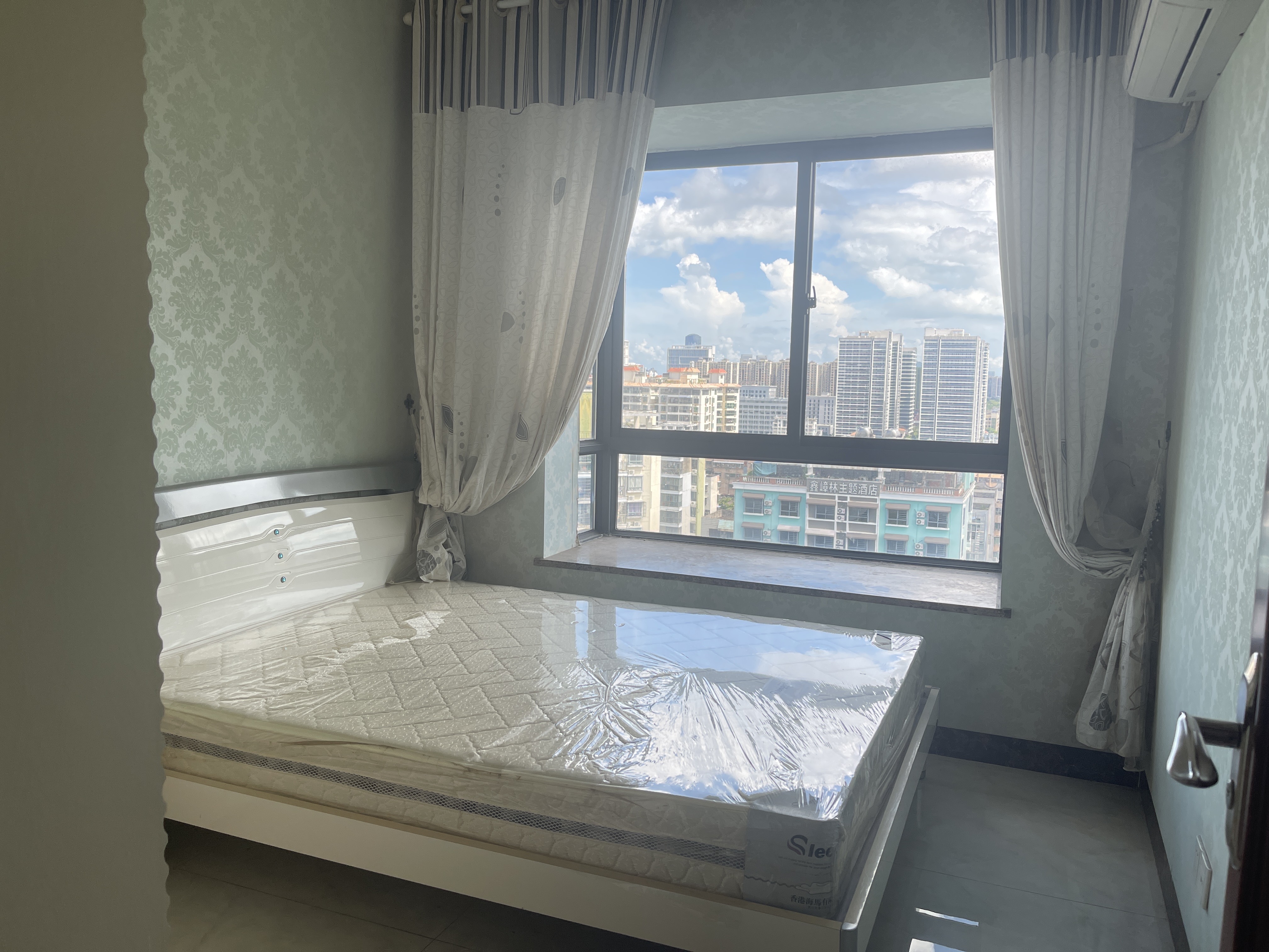 金碧雅苑 4室2厅2卫 210.0万 金碧雅苑 4室2厅2卫 210.0万客厅