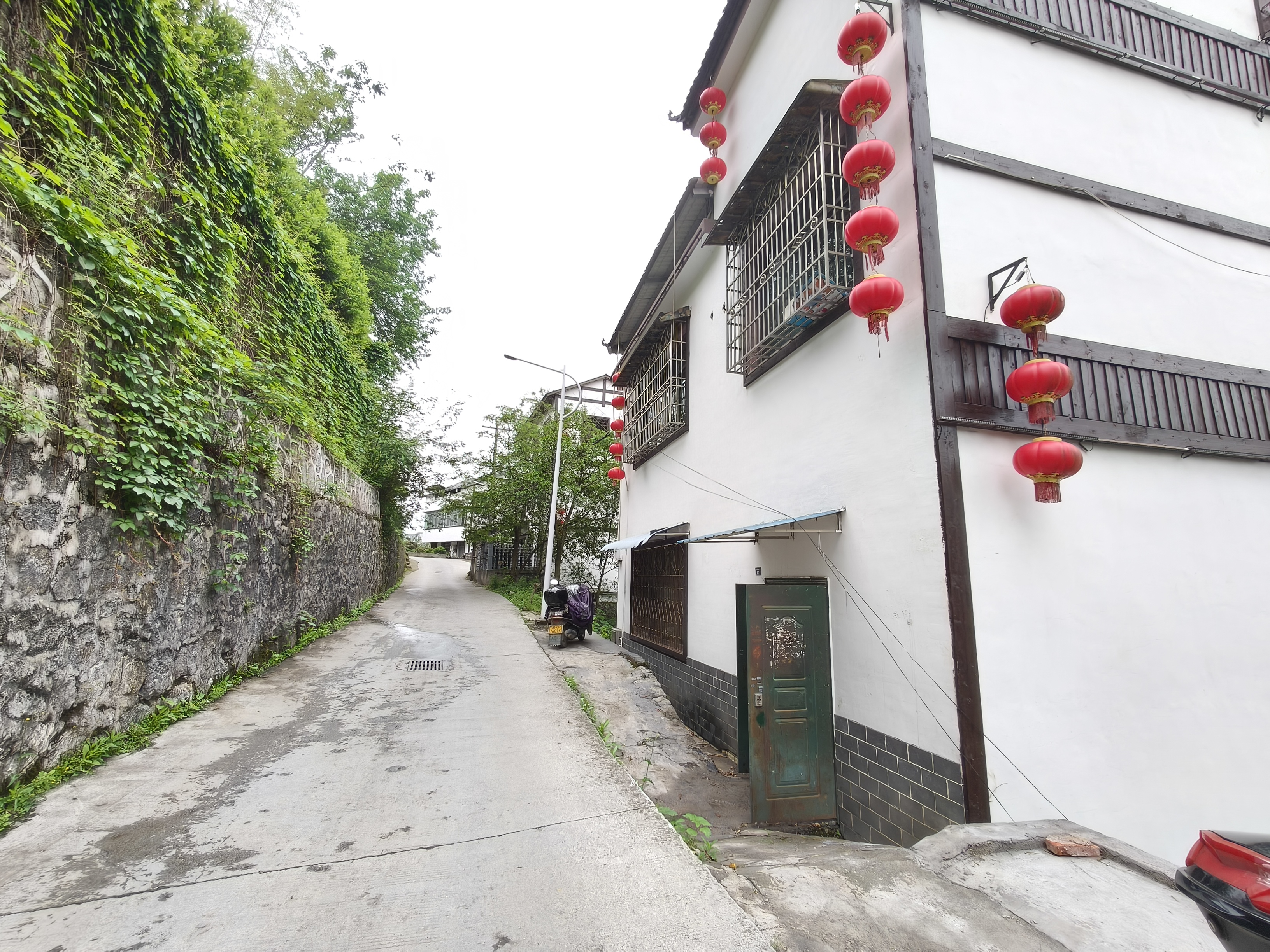 市中心散盘  6室3厅3卫   120.00万客厅
