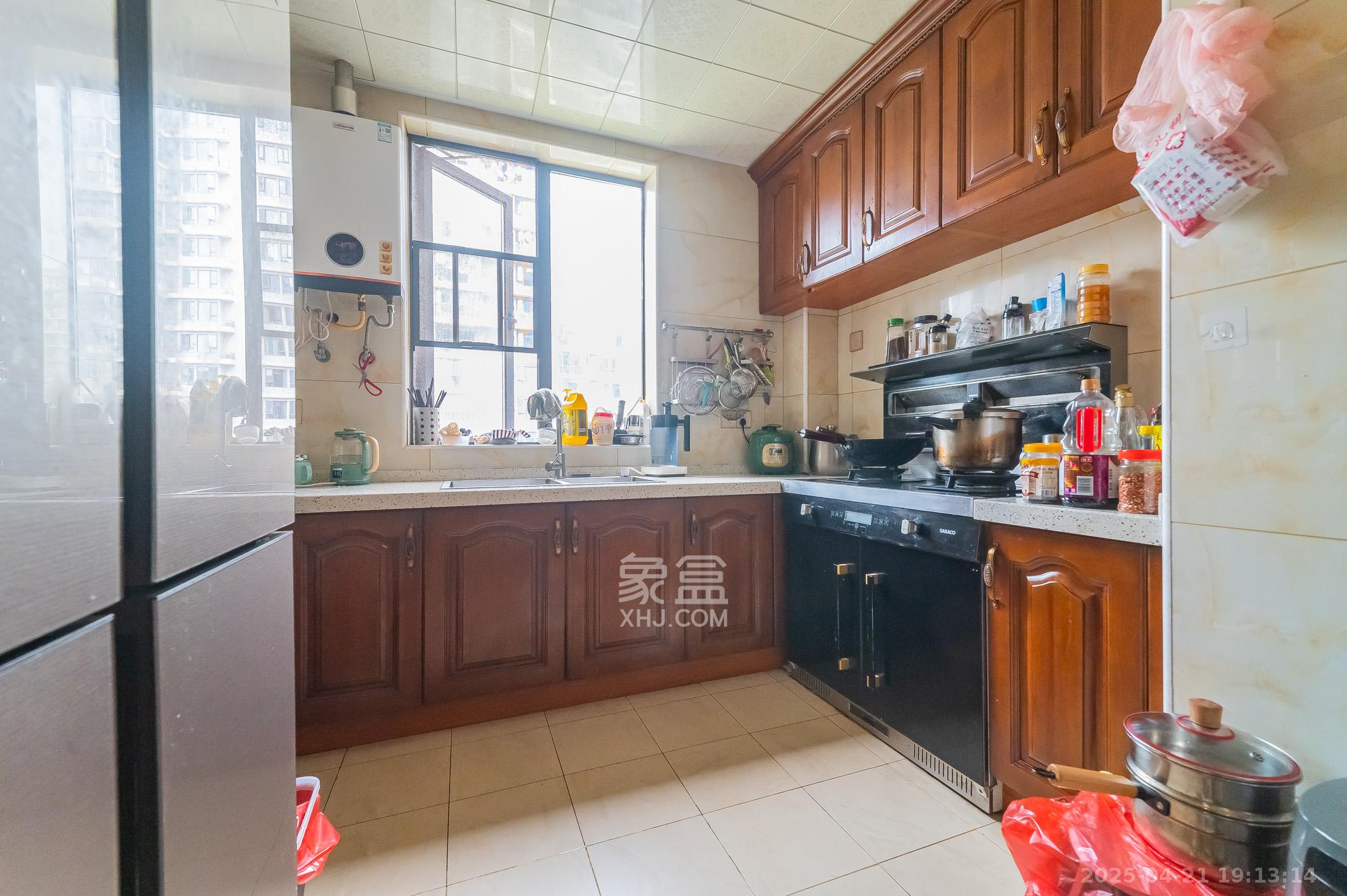 恒基凯旋门三期  3室2厅2卫    135.0万 恒基凯旋门三期  3室2厅2卫    135.0万厨房