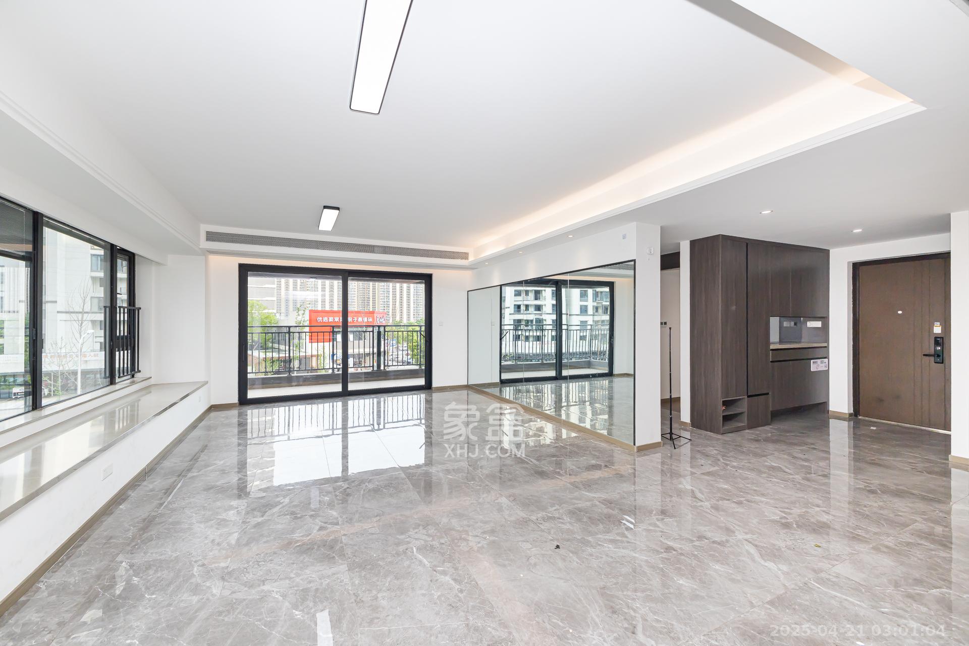 越秀湘江星汇城三期  4室2厅2卫    240.0万 越秀湘江星汇城三期  4室2厅2卫    240.0万客厅