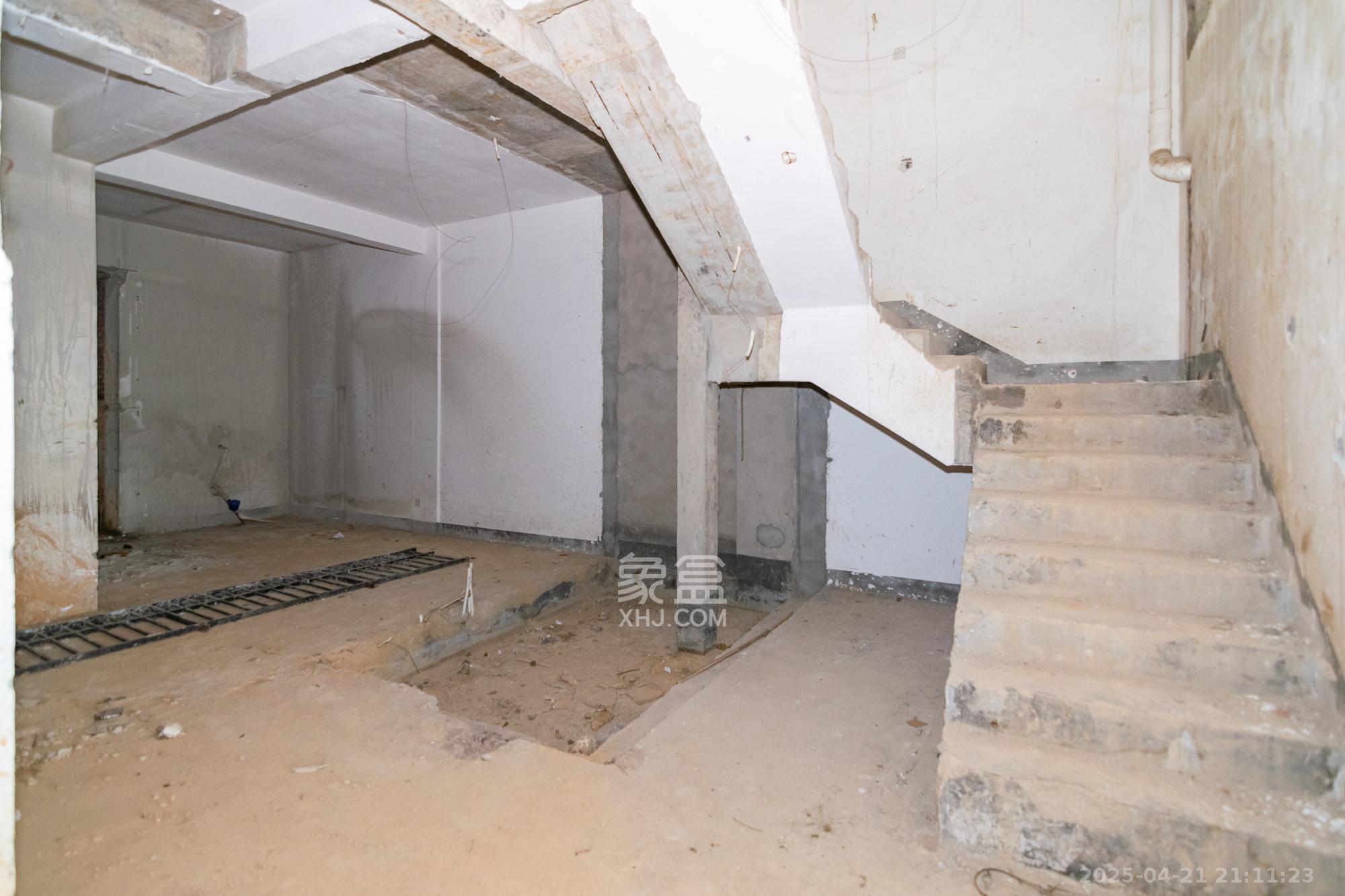 金地三千府(金地湖山樾、金地自在城) 6室3厅4卫 368.0万 金地三千府(金地湖山樾、金地自在城) 6室3厅4卫 368.0万卧室