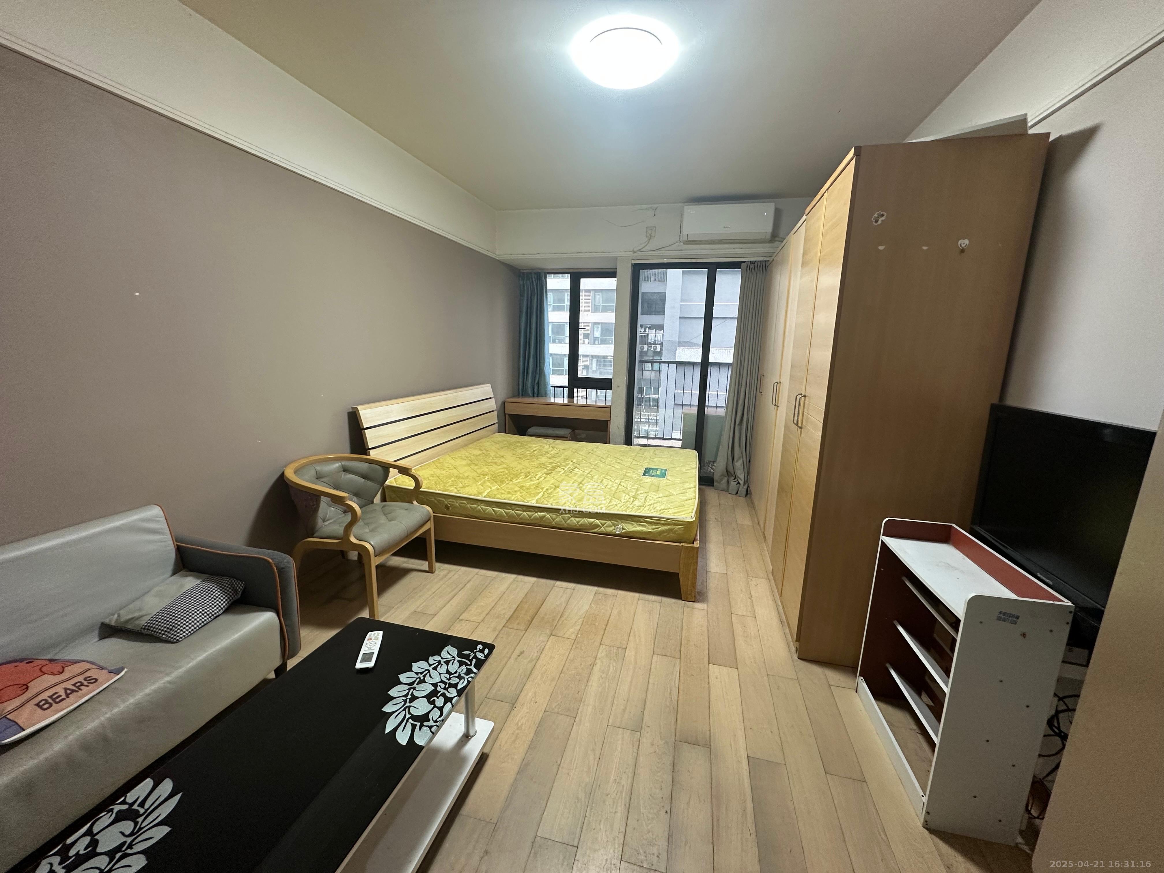 万科金色家园  1室1厅1卫    1300.0元/月 万科金色家园  1室1厅1卫    1300.0元/月