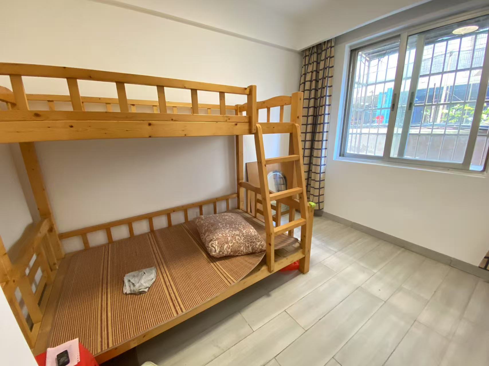 侨诚花园 4室2厅1卫 2500.0元/月 侨诚花园 4室2厅1卫 2500.0元/月室内图