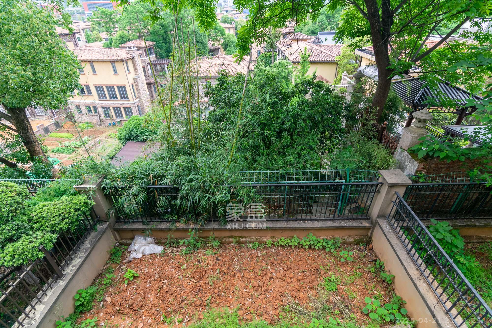 金地三千府(金地湖山樾、金地自在城) 6室3厅4卫 368.0万 金地三千府(金地湖山樾、金地自在城) 6室3厅4卫 368.0万阳台