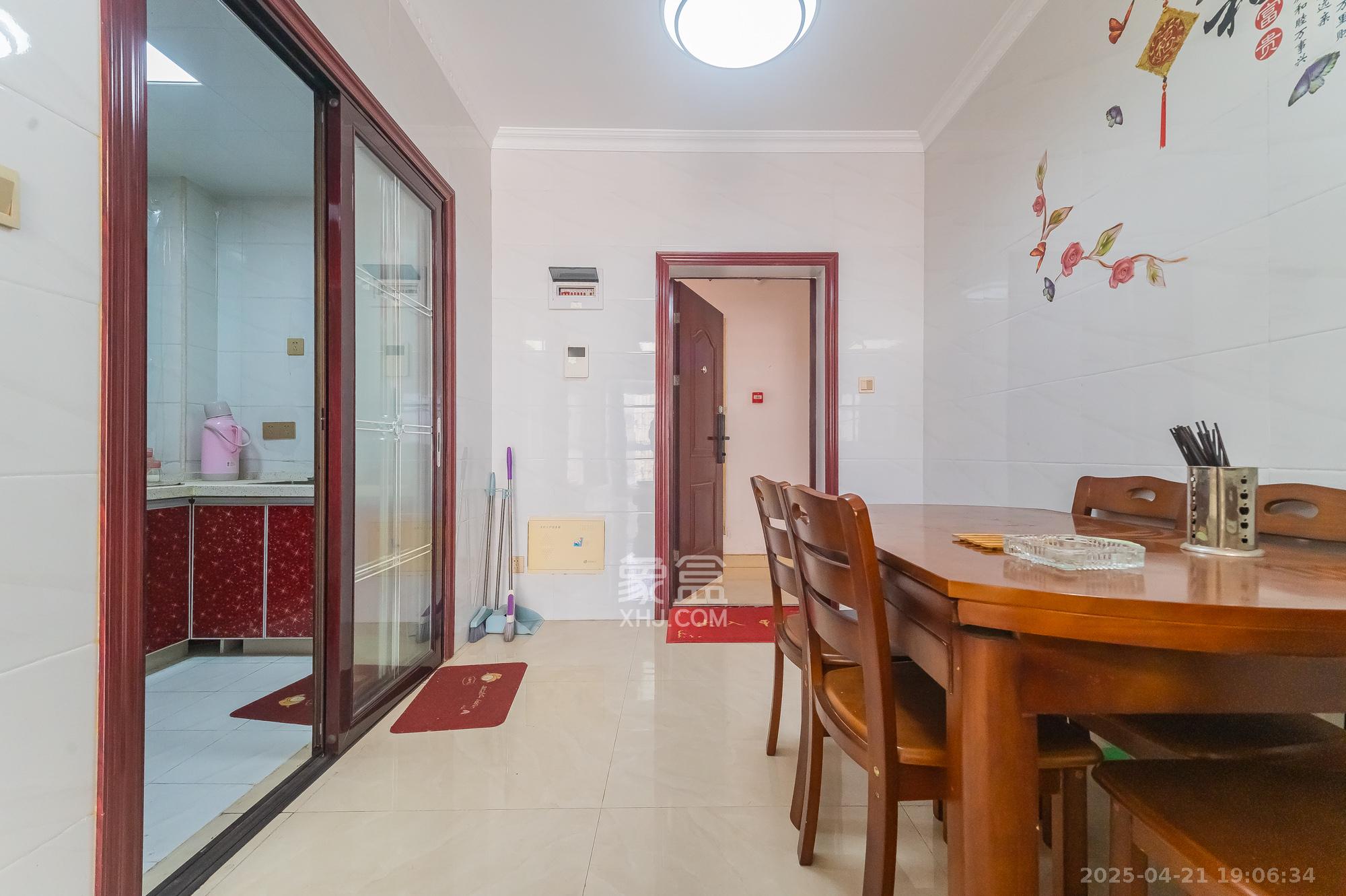 MOMA当代广场 3室2厅1卫 58.8万 MOMA当代广场 3室2厅1卫 58.8万客厅