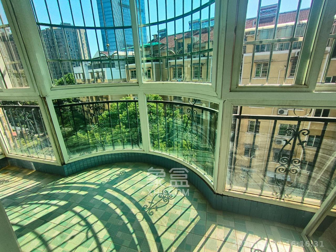 恩瑞麓山名园(龙王港小区) 4室2厅2卫 3000.0元/月 恩瑞麓山名园(龙王港小区) 4室2厅2卫 3000.0元/月室内图