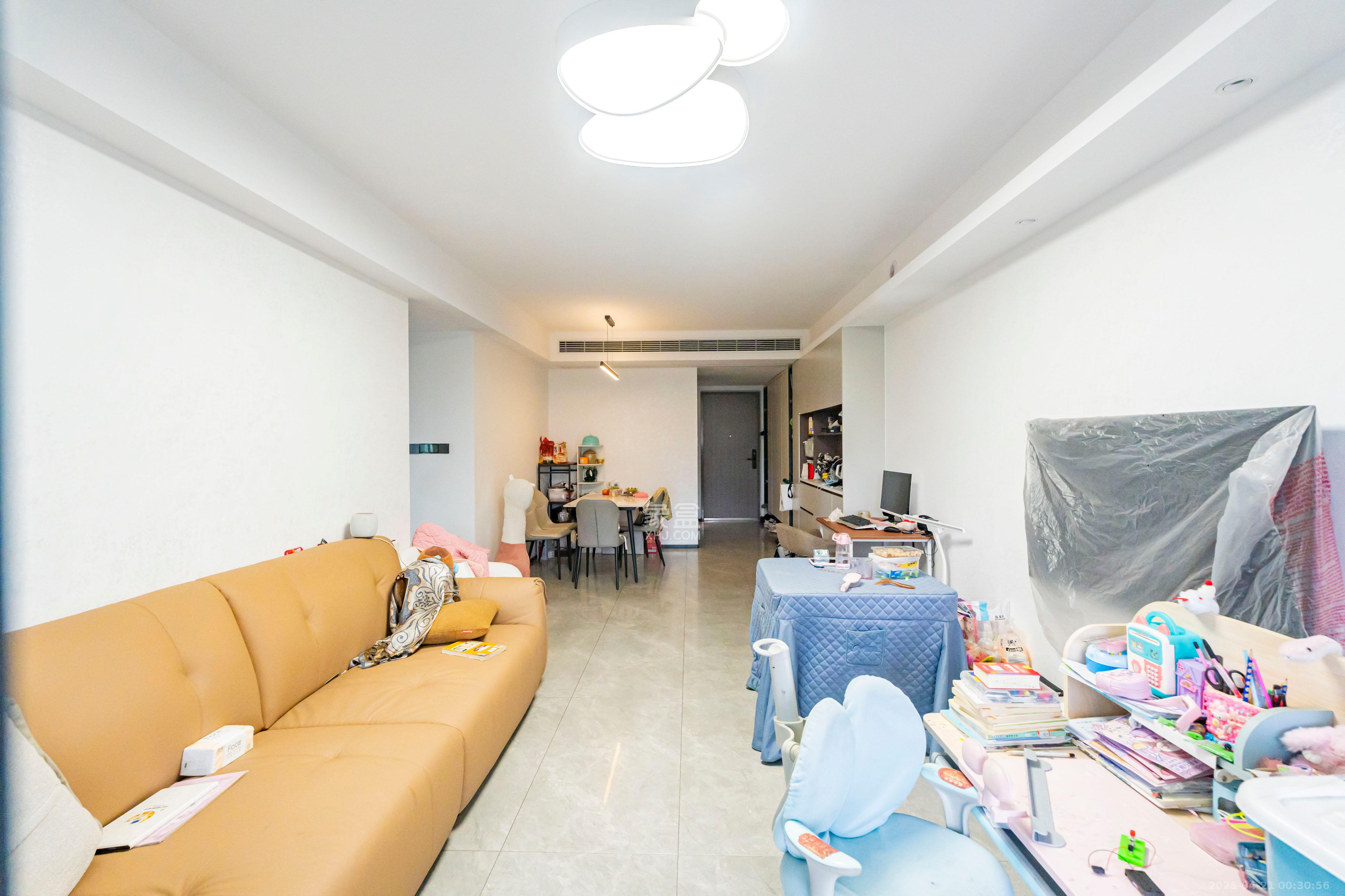 万科半岛国际 3室2厅2卫 140.0万 万科半岛国际 3室2厅2卫 140.0万客厅