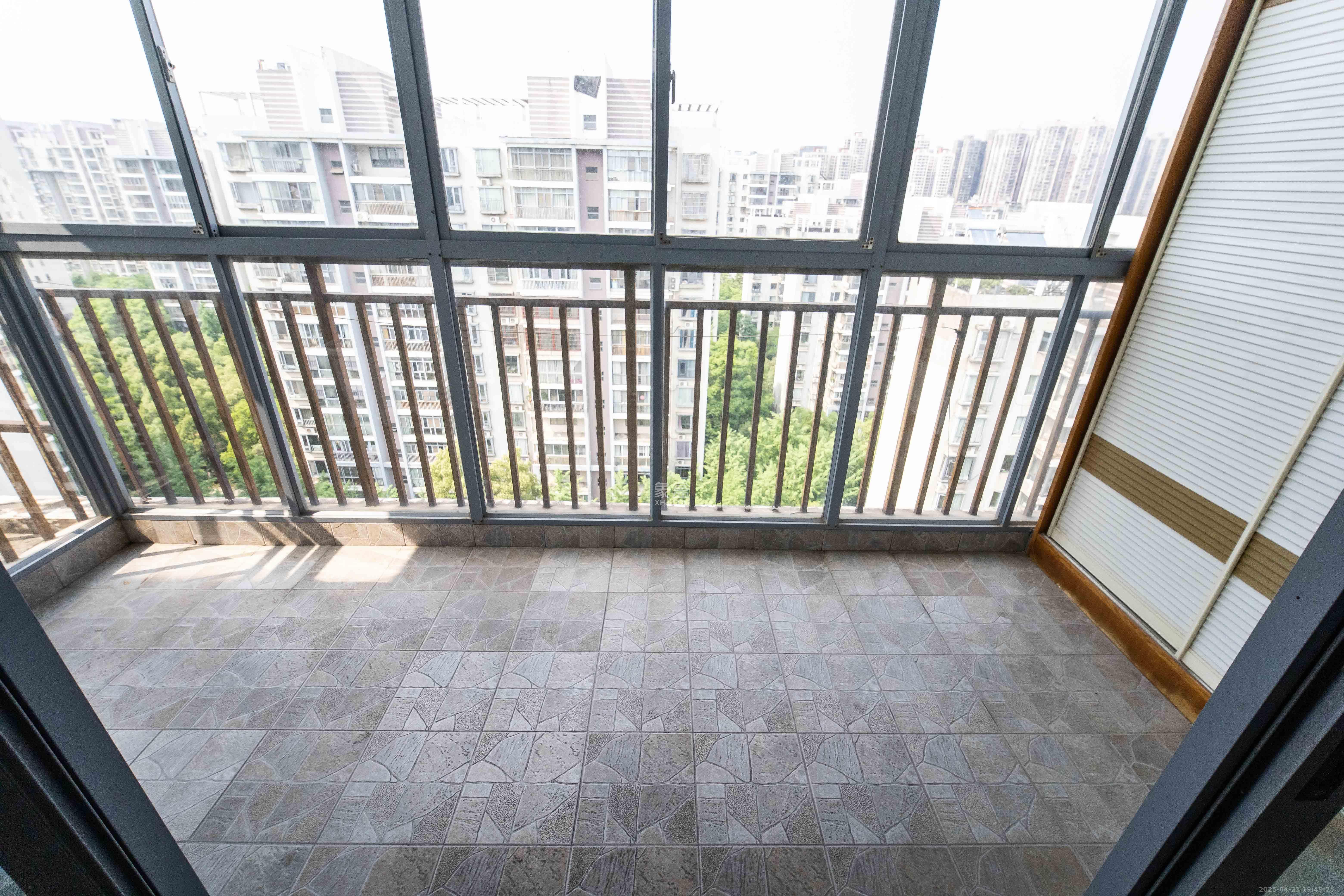 银港水晶城  4室2厅1卫   170.00万阳台