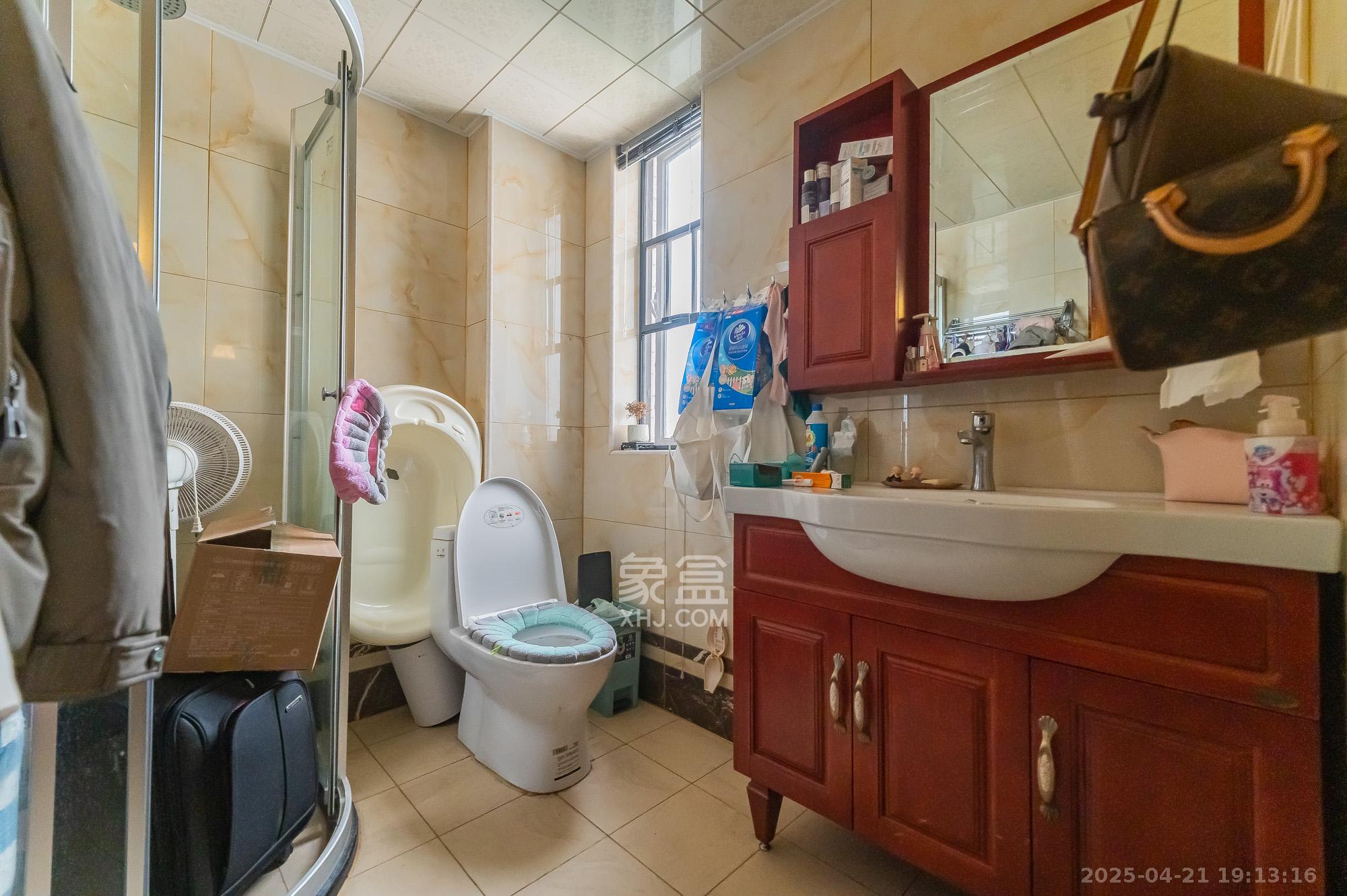 恒基凯旋门三期  3室2厅2卫    135.0万 恒基凯旋门三期  3室2厅2卫    135.0万卫生间