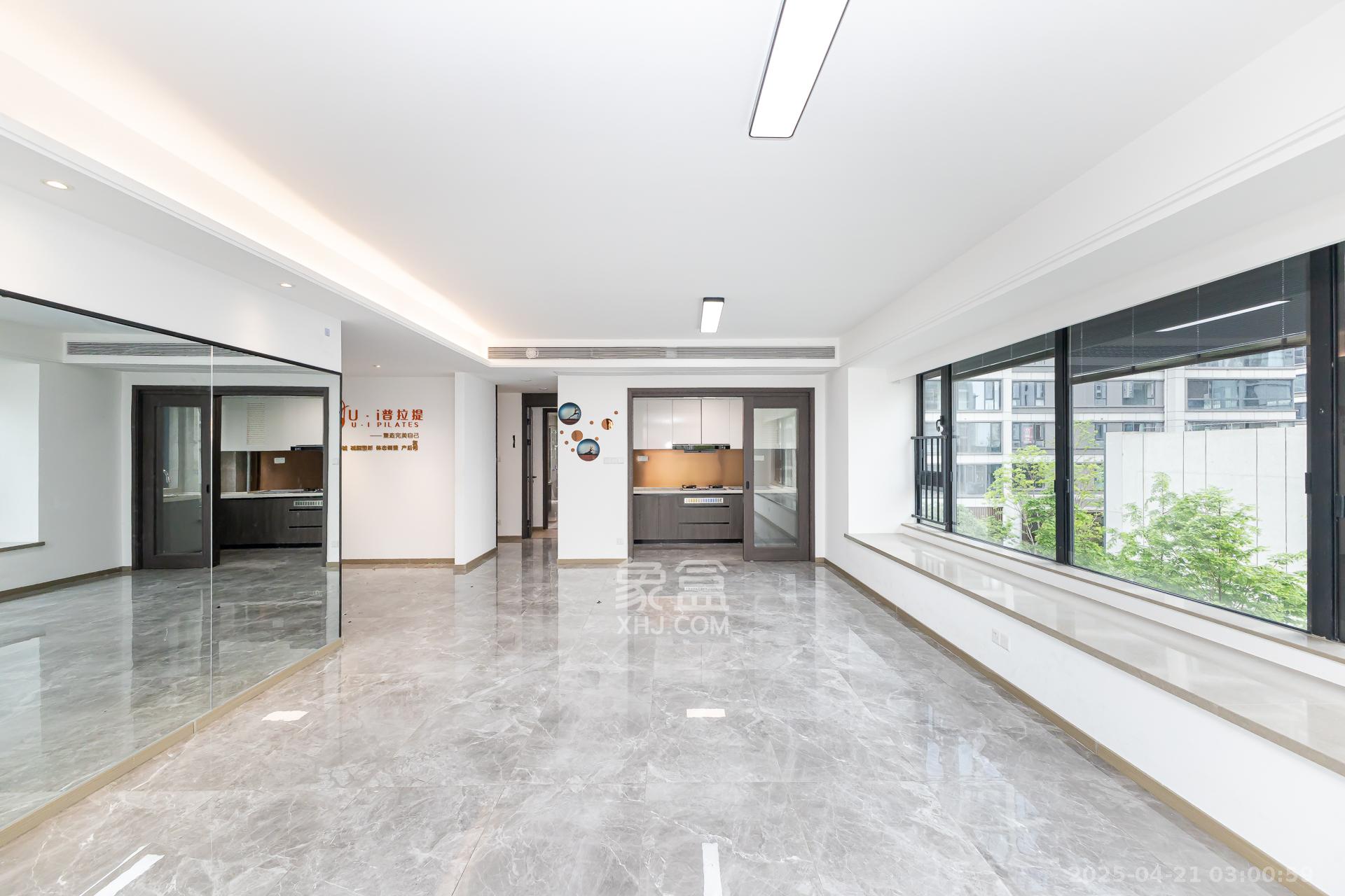 越秀湘江星汇城三期  4室2厅2卫    240.0万 越秀湘江星汇城三期  4室2厅2卫    240.0万客厅