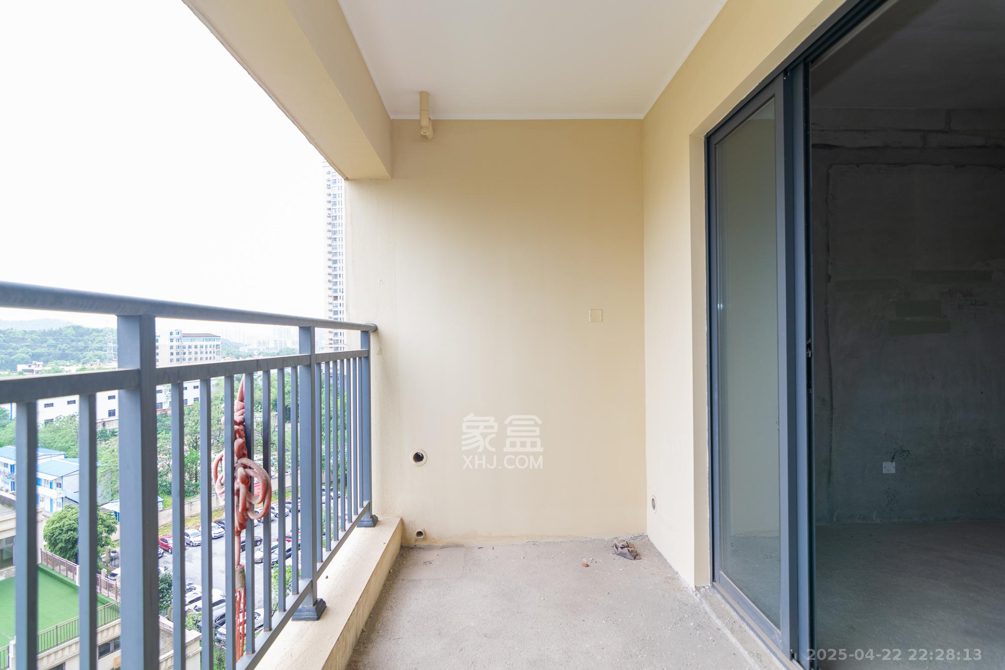 中粮鸿云 3室2厅2卫 63.7万 中粮鸿云 3室2厅2卫 63.7万阳台