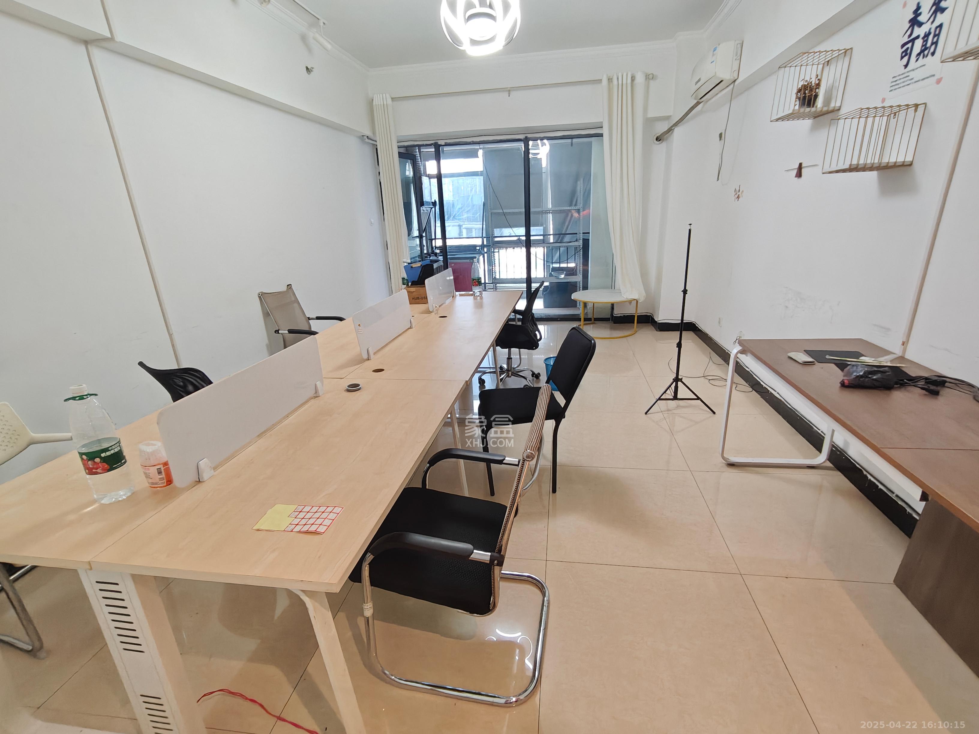 奥克斯广场  1室1厅1卫   1800.00元/月室内图