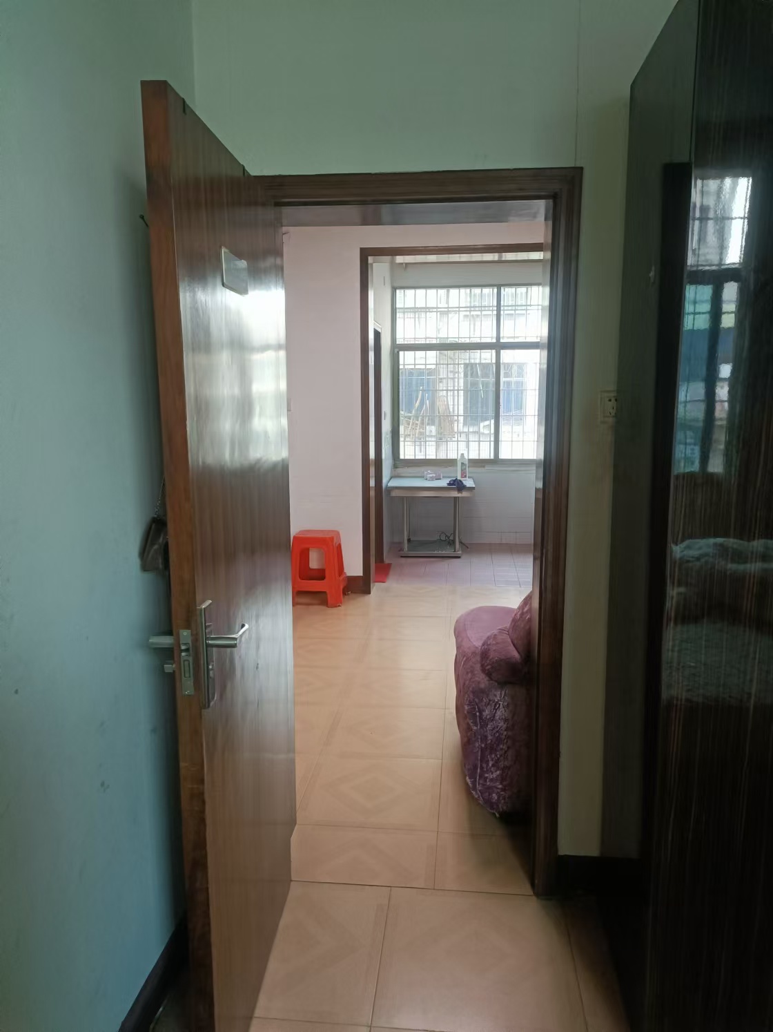 洞新市场  3室2厅2卫    23.8万 洞新市场  3室2厅2卫    23.8万客厅