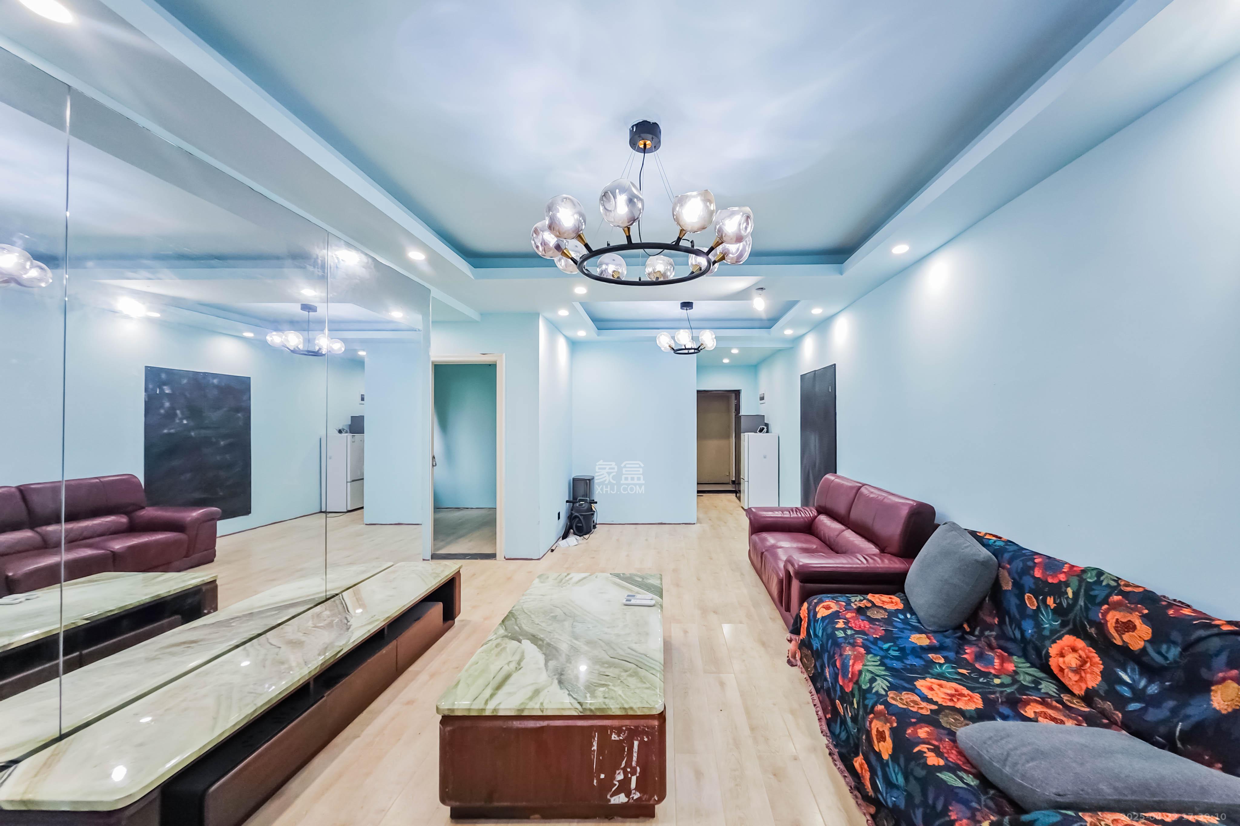 五江天街南区 2室2厅1卫 69.0万 五江天街南区 2室2厅1卫 69.0万客厅