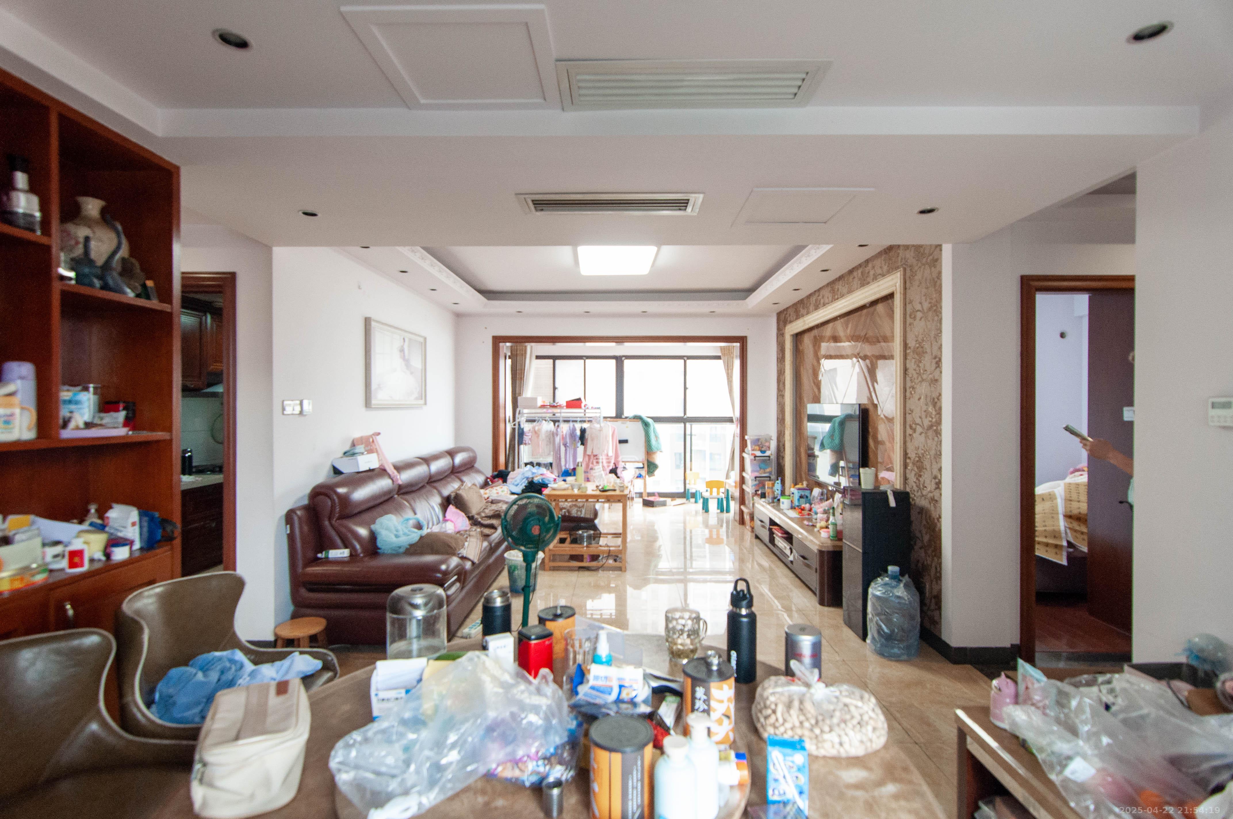 达美D6区  4室2厅1卫    146.0万客厅