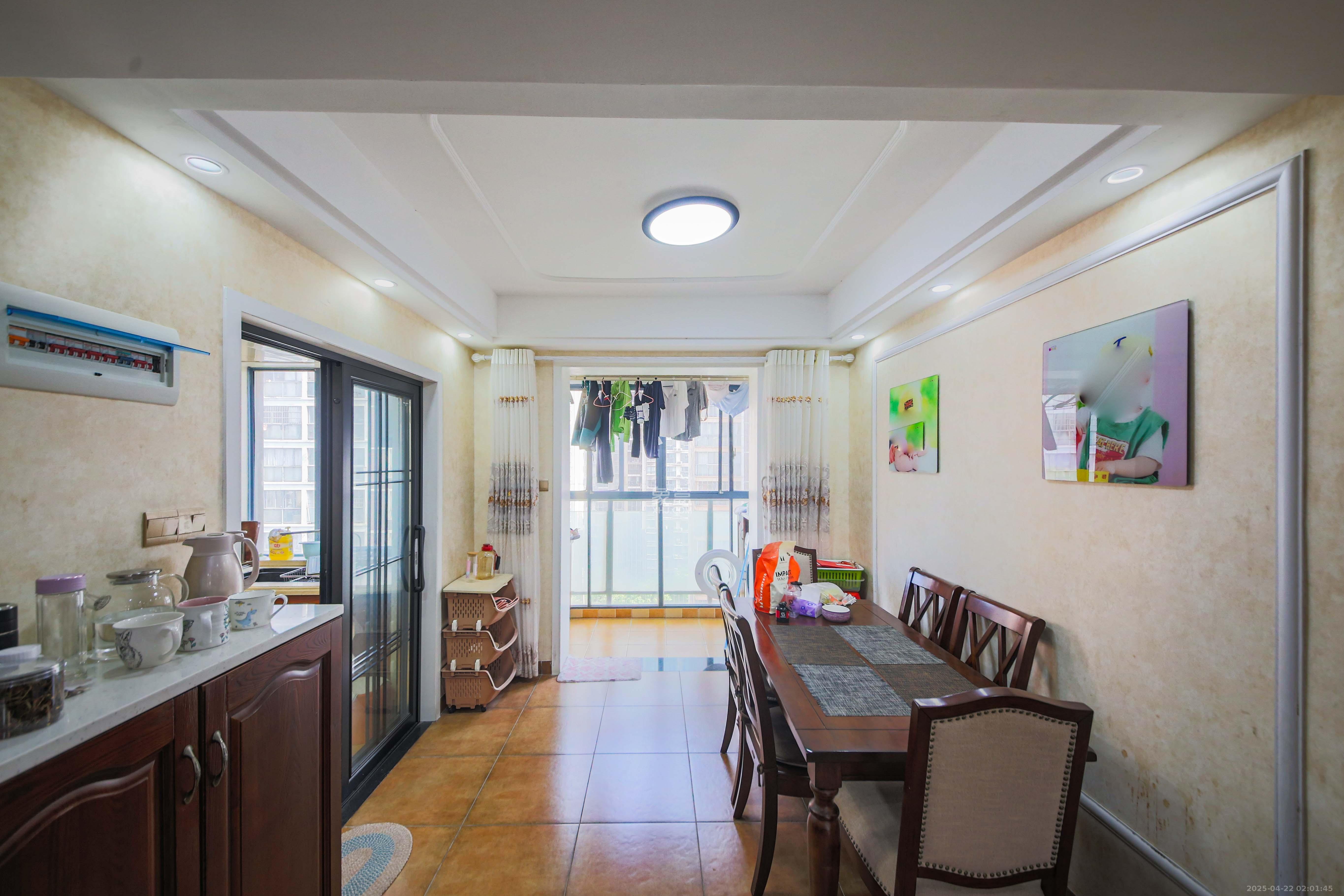 标志浪漫满屋(枫景公寓)  3室2厅2卫    120.0万 标志浪漫满屋(枫景公寓)  3室2厅2卫    120.0万客厅