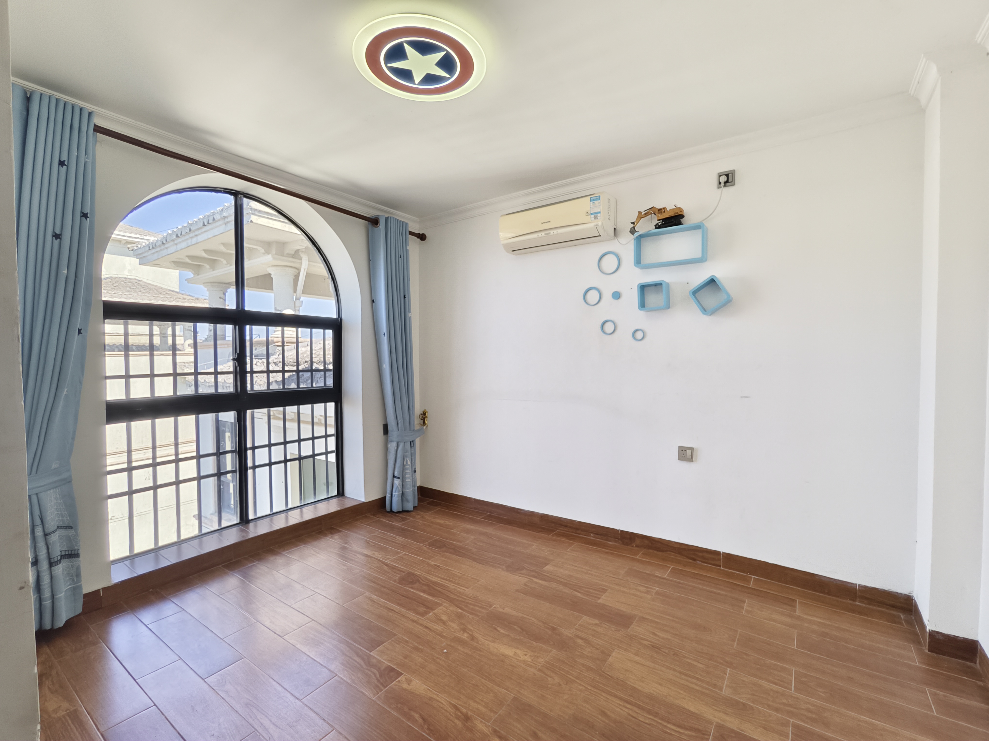 翡翠水城(住宅)  4室2厅2卫    155.0万 翡翠水城(住宅)  4室2厅2卫    155.0万客厅