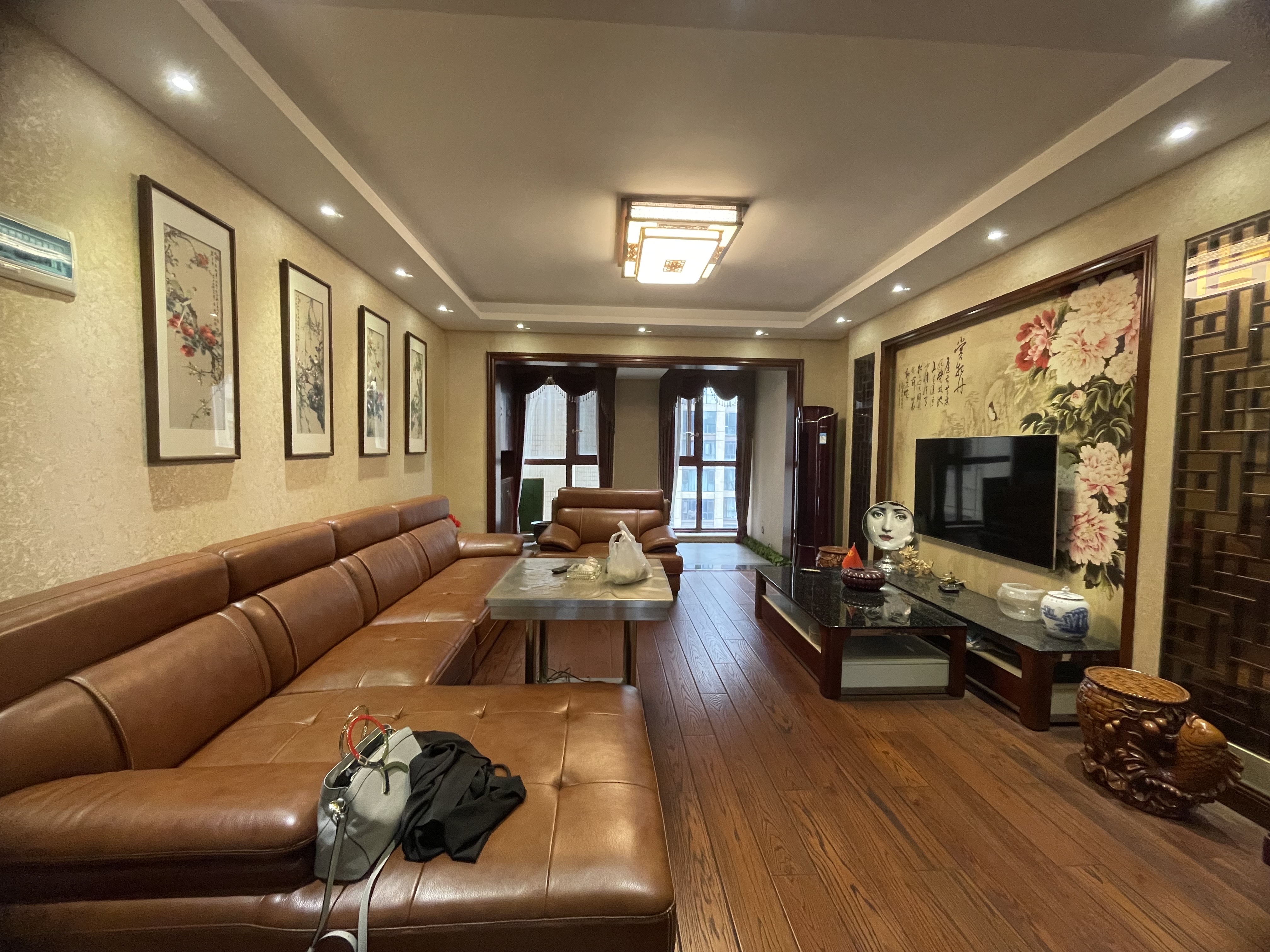 檀香山  5室2厅3卫    148.0万 檀香山  5室2厅3卫    148.0万客厅