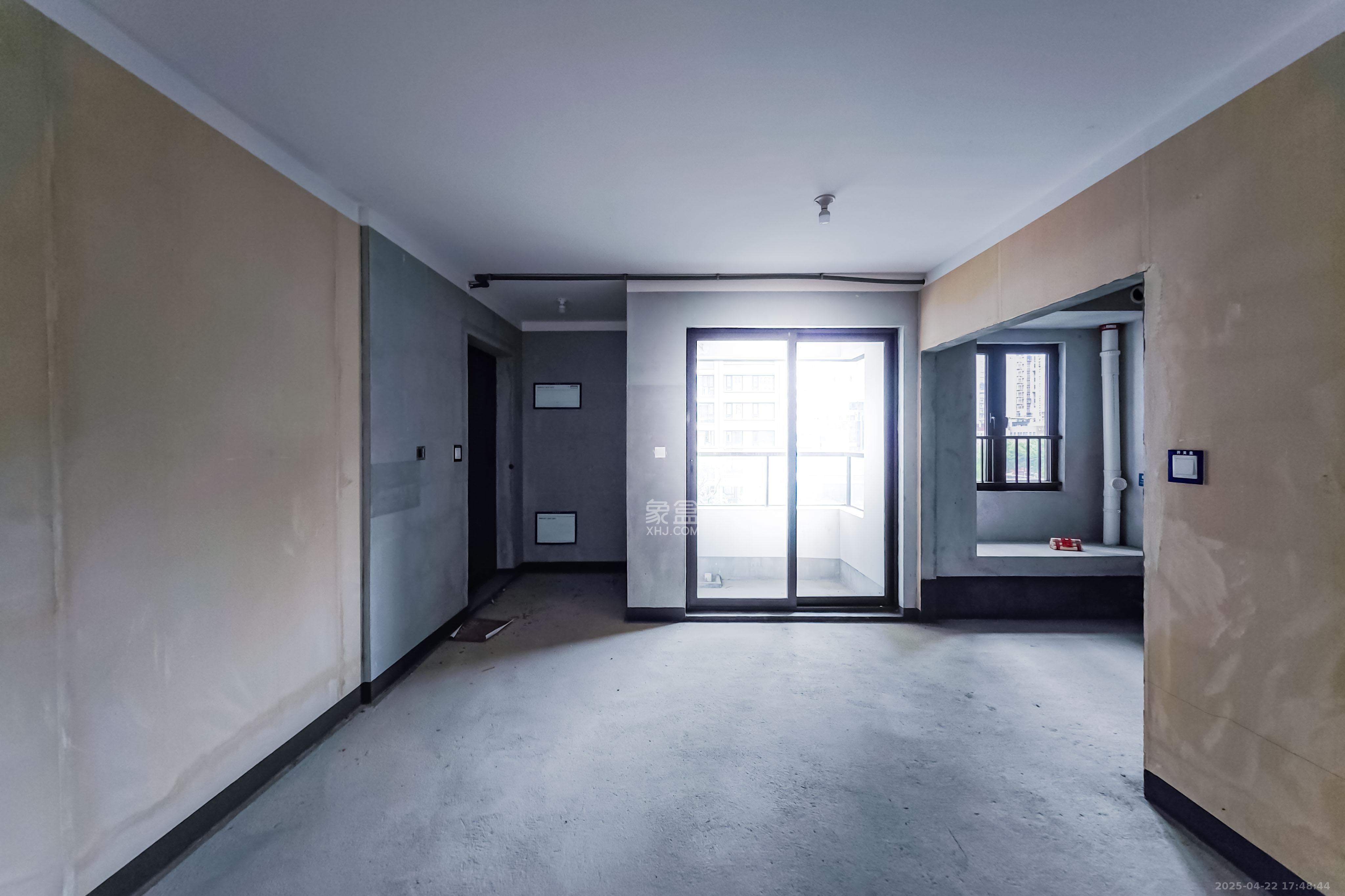 建发玖洲观澜  4室1厅2卫   185.00万客厅