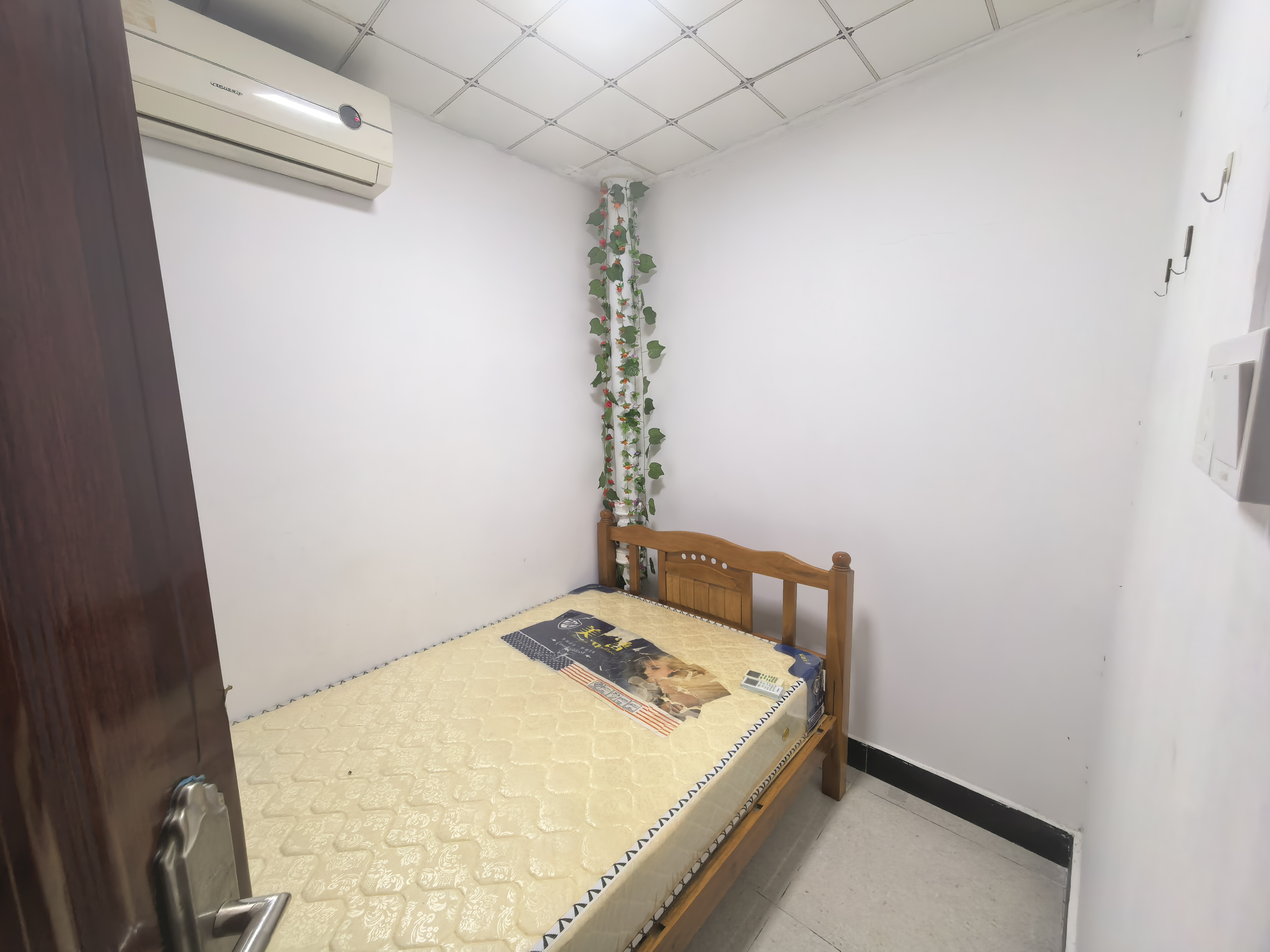 华昌大厦 2室1厅1卫 2100.0元/月 华昌大厦 2室1厅1卫 2100.0元/月室内图