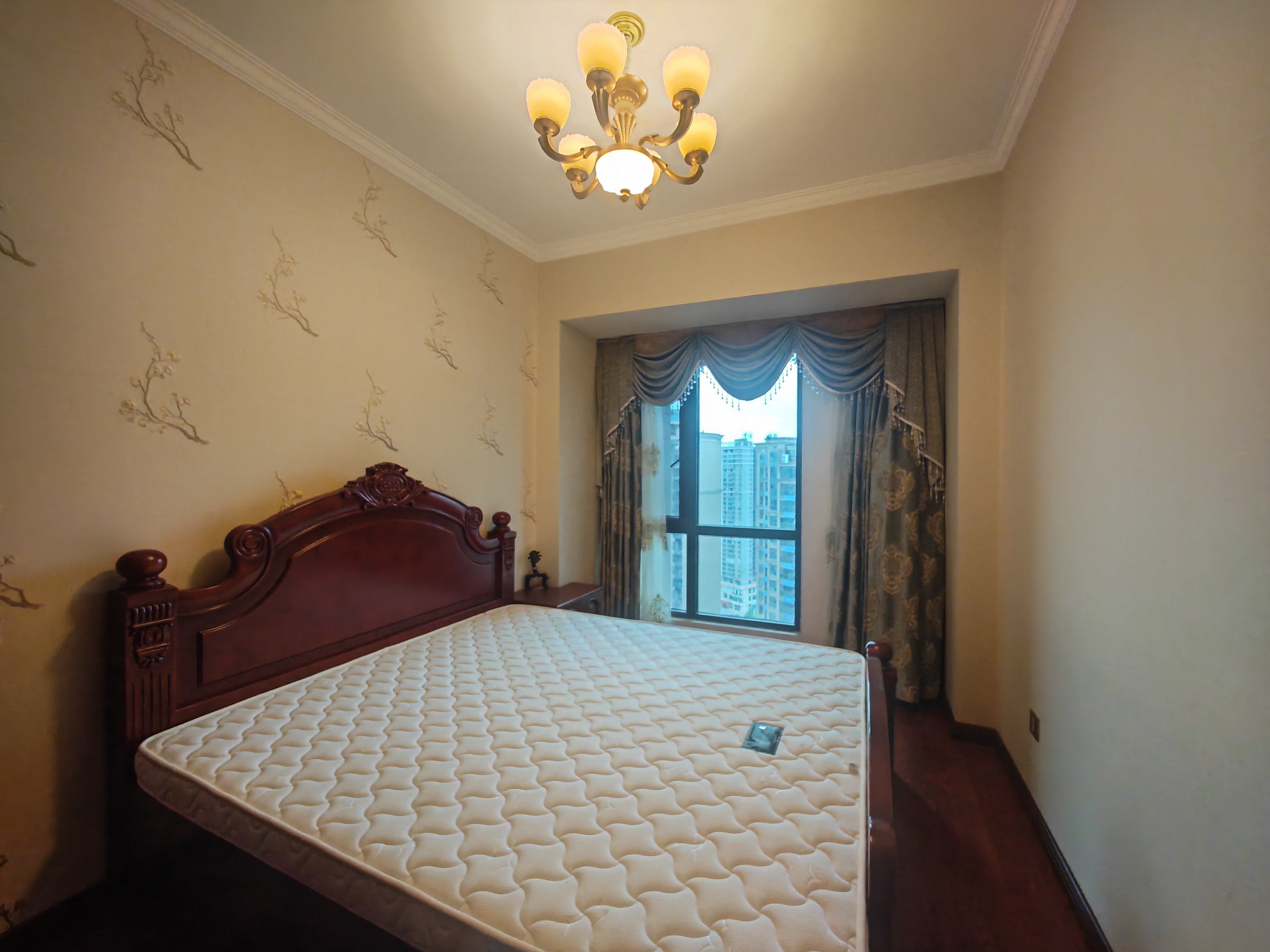 环保欣苑  5室2厅2卫    76.0万客厅