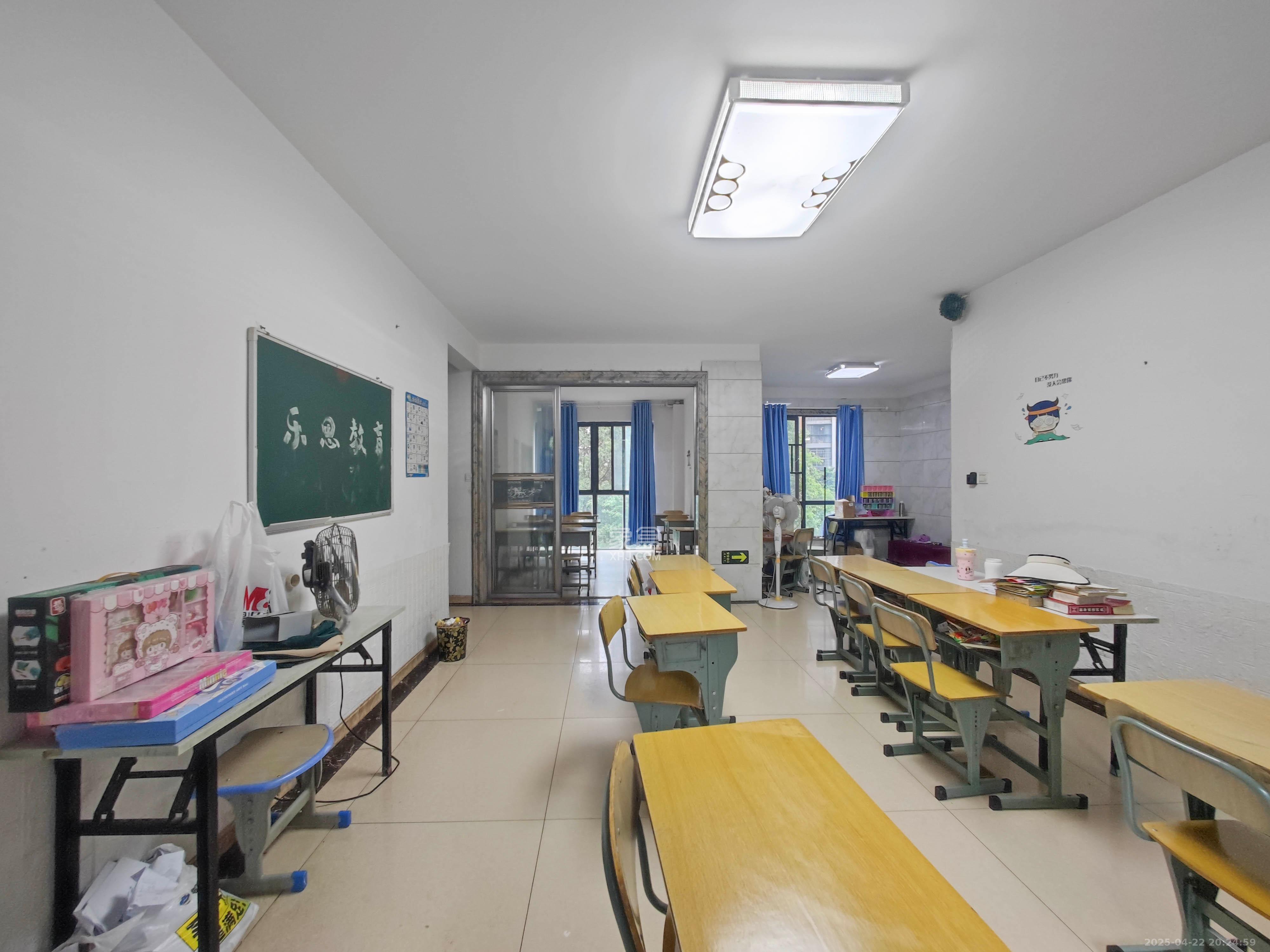 长房南屏锦源  4室2厅2卫   110.00万客厅