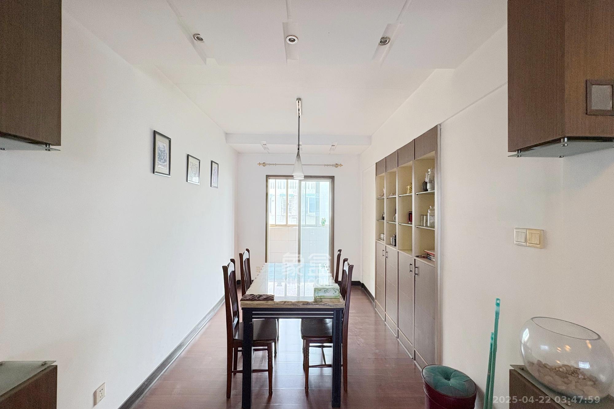 东南明苑 5室2厅2卫 88.8万 东南明苑 5室2厅2卫 88.8万客厅