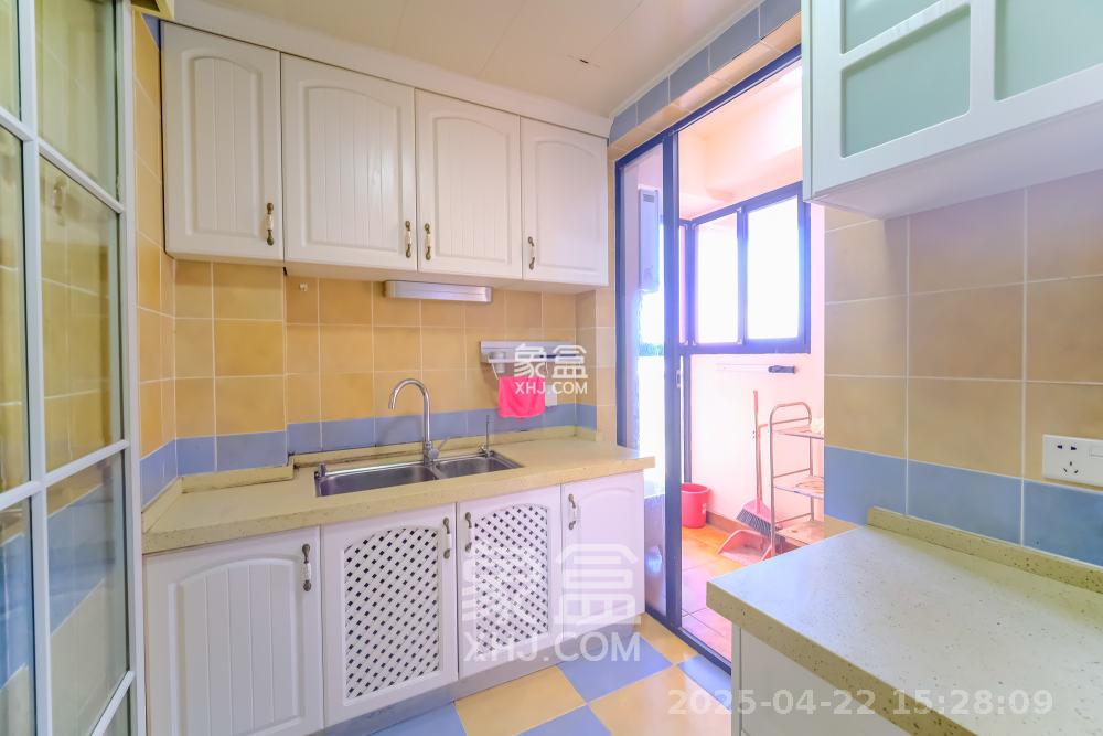 三一街区  3室2厅2卫   2200.00元/月室内图