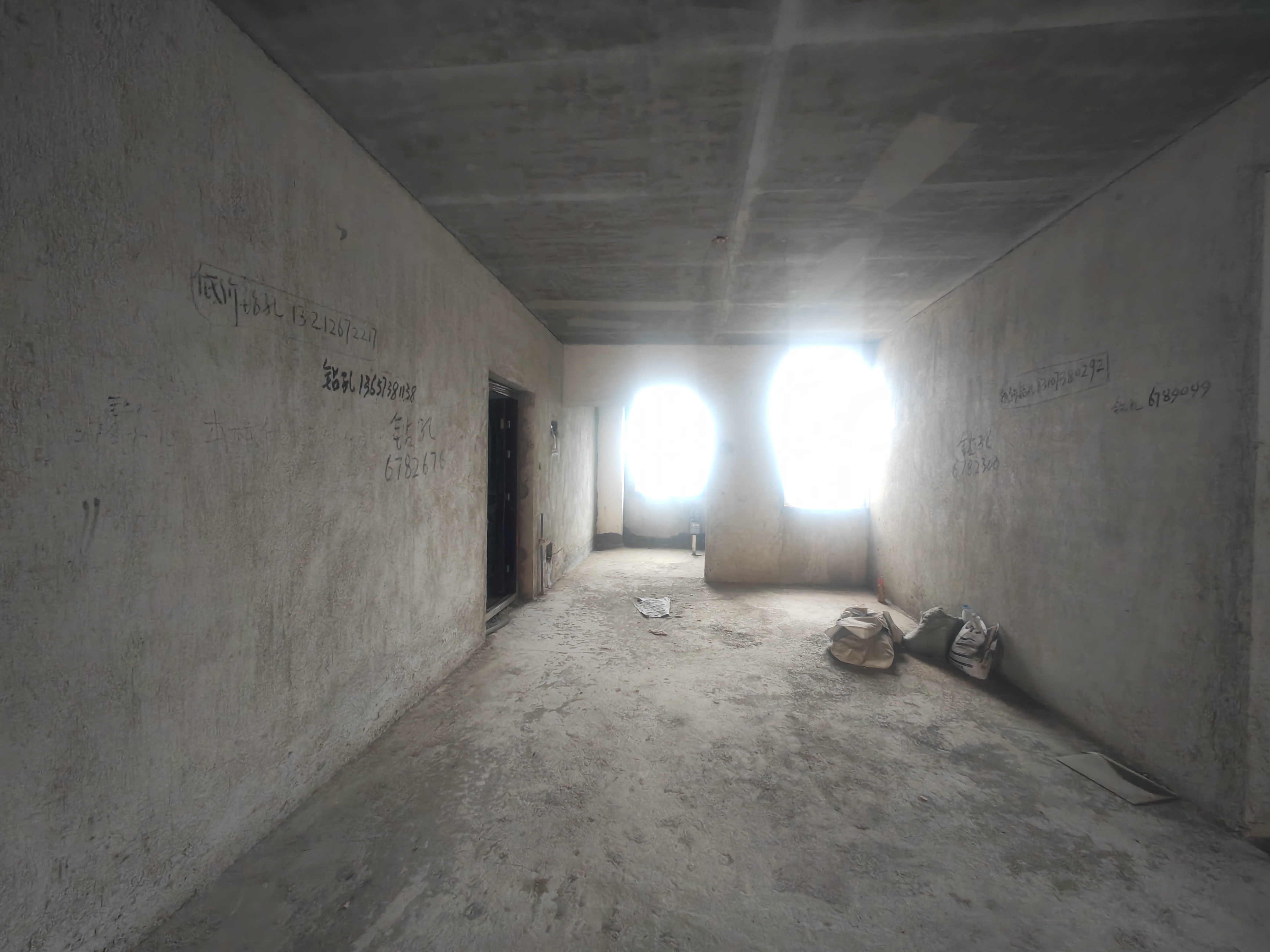 环保欣苑 5室2厅2卫 76.0万 环保欣苑 5室2厅2卫 76.0万客厅