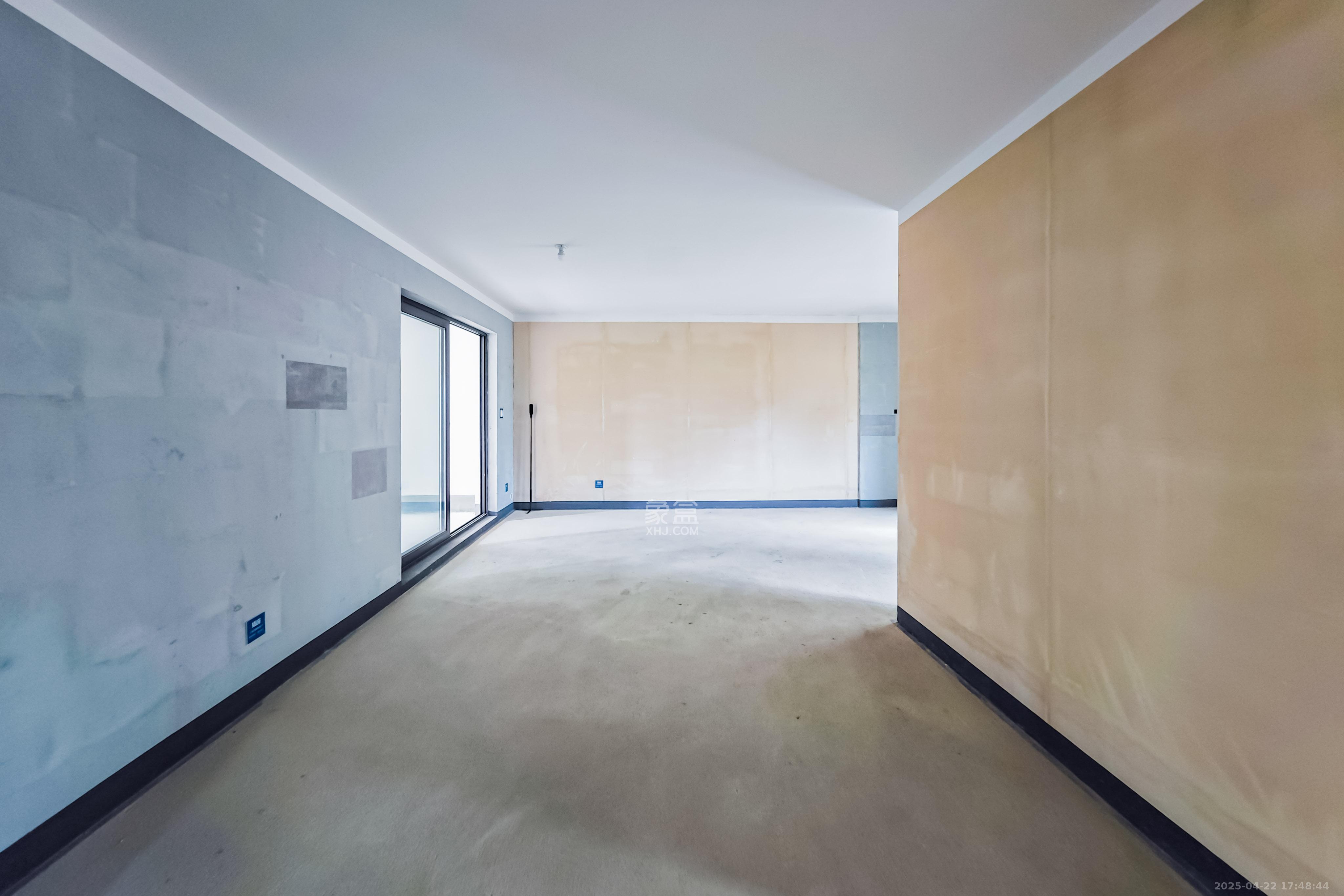 建发玖洲观澜  4室1厅2卫   185.00万客厅