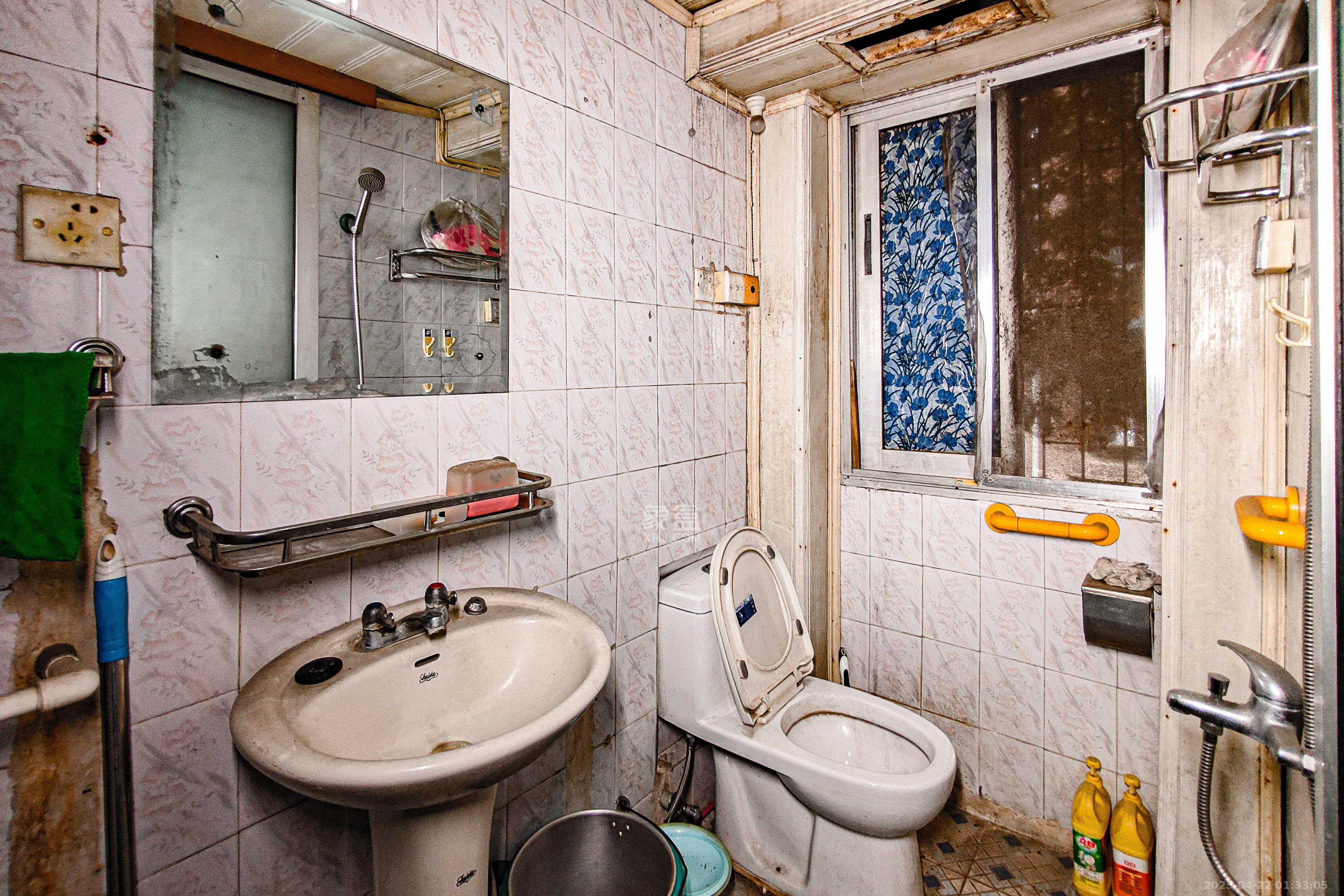 红旗区一片  3室2厅1卫    56.8万 红旗区一片  3室2厅1卫    56.8万卫生间