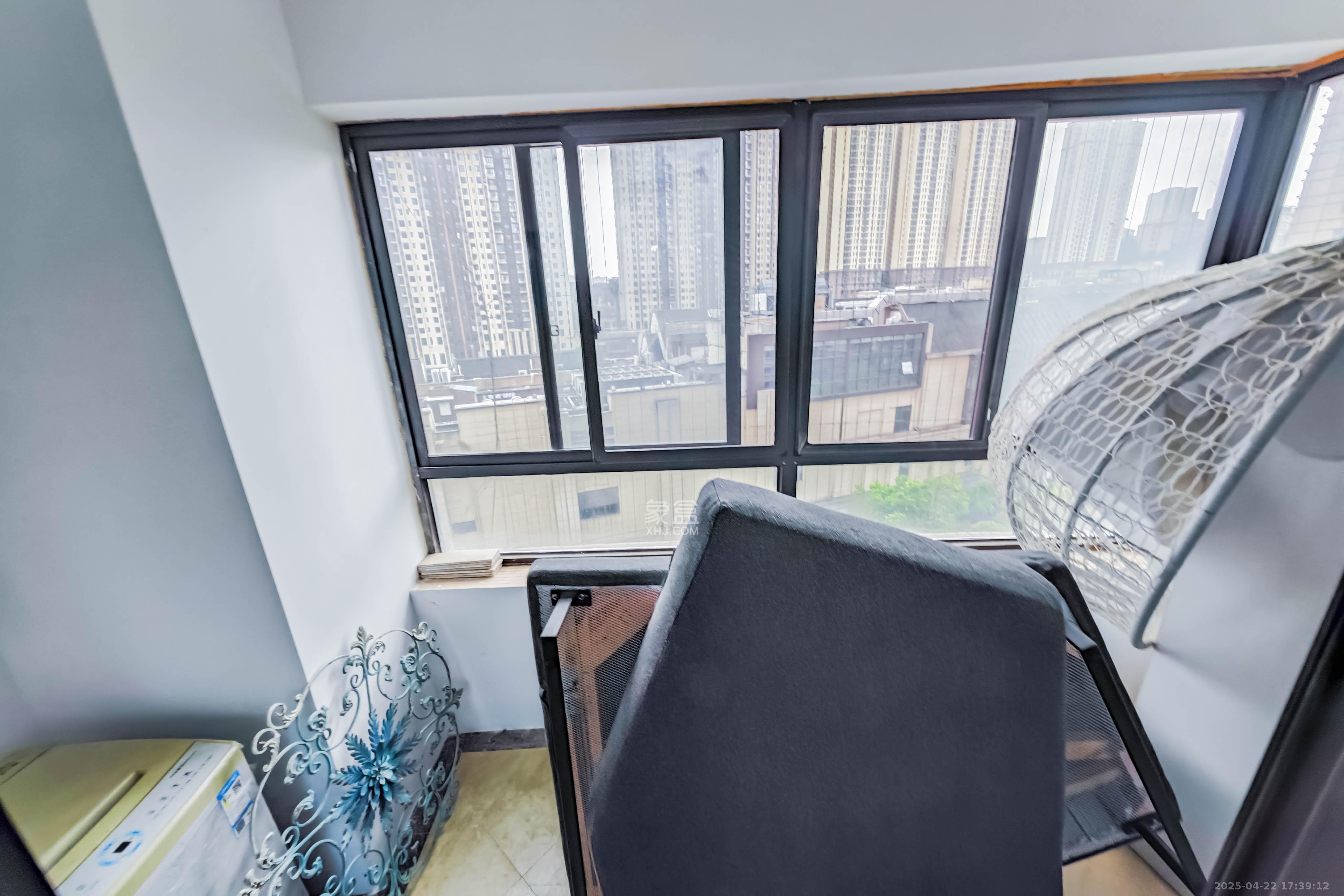 五江天街南区  2室2厅1卫    69.0万阳台