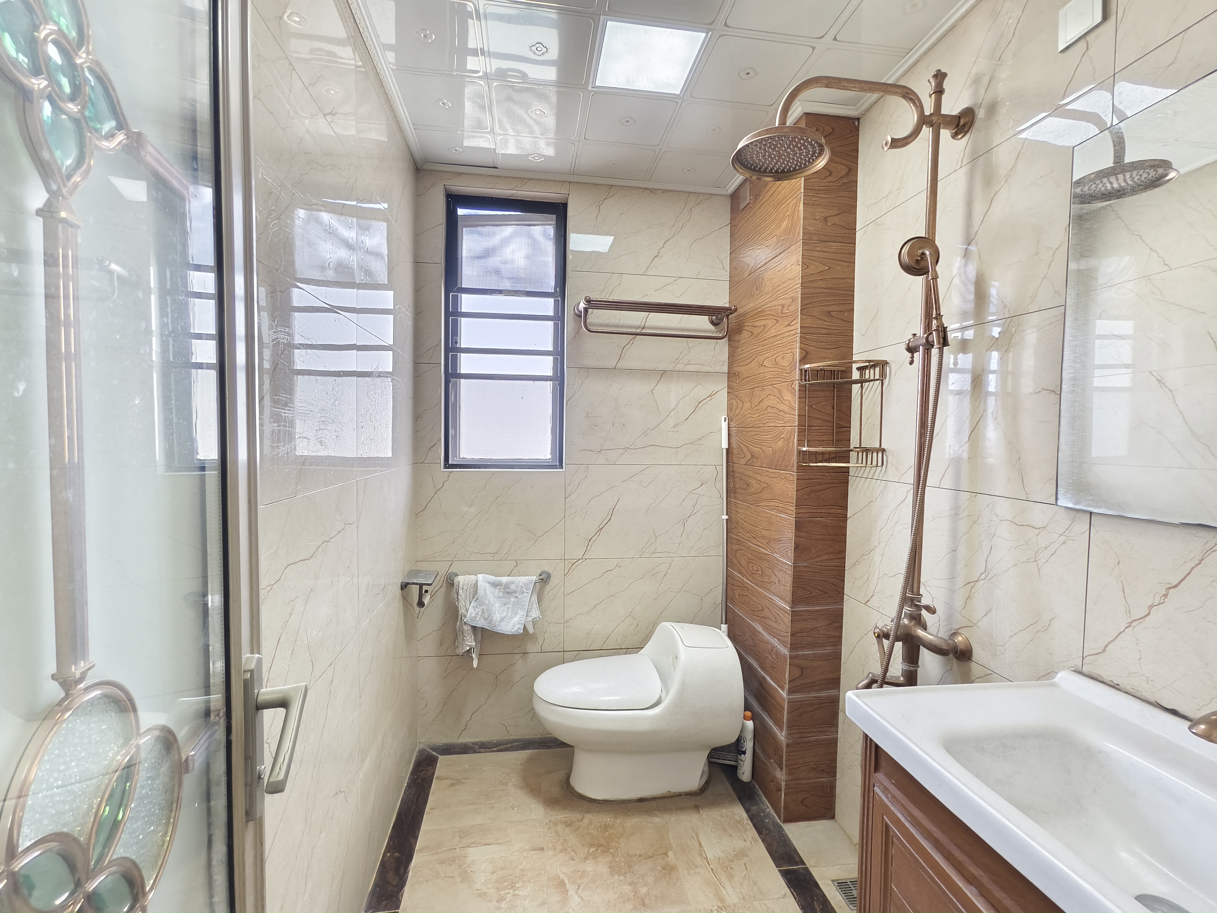 翡翠水城(住宅)  4室2厅2卫    155.0万 翡翠水城(住宅)  4室2厅2卫    155.0万客厅