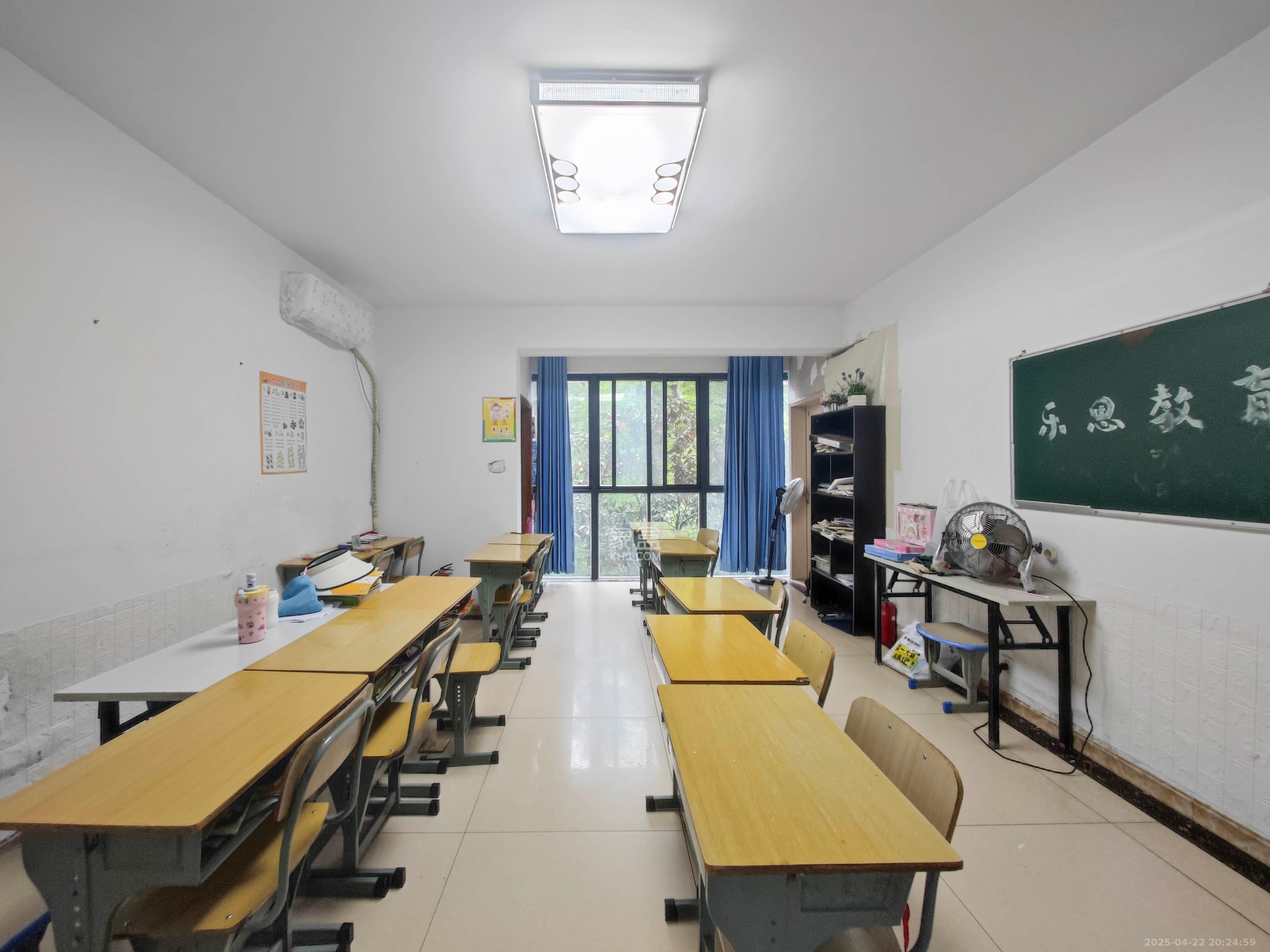 长房南屏锦源  4室2厅2卫   110.00万客厅