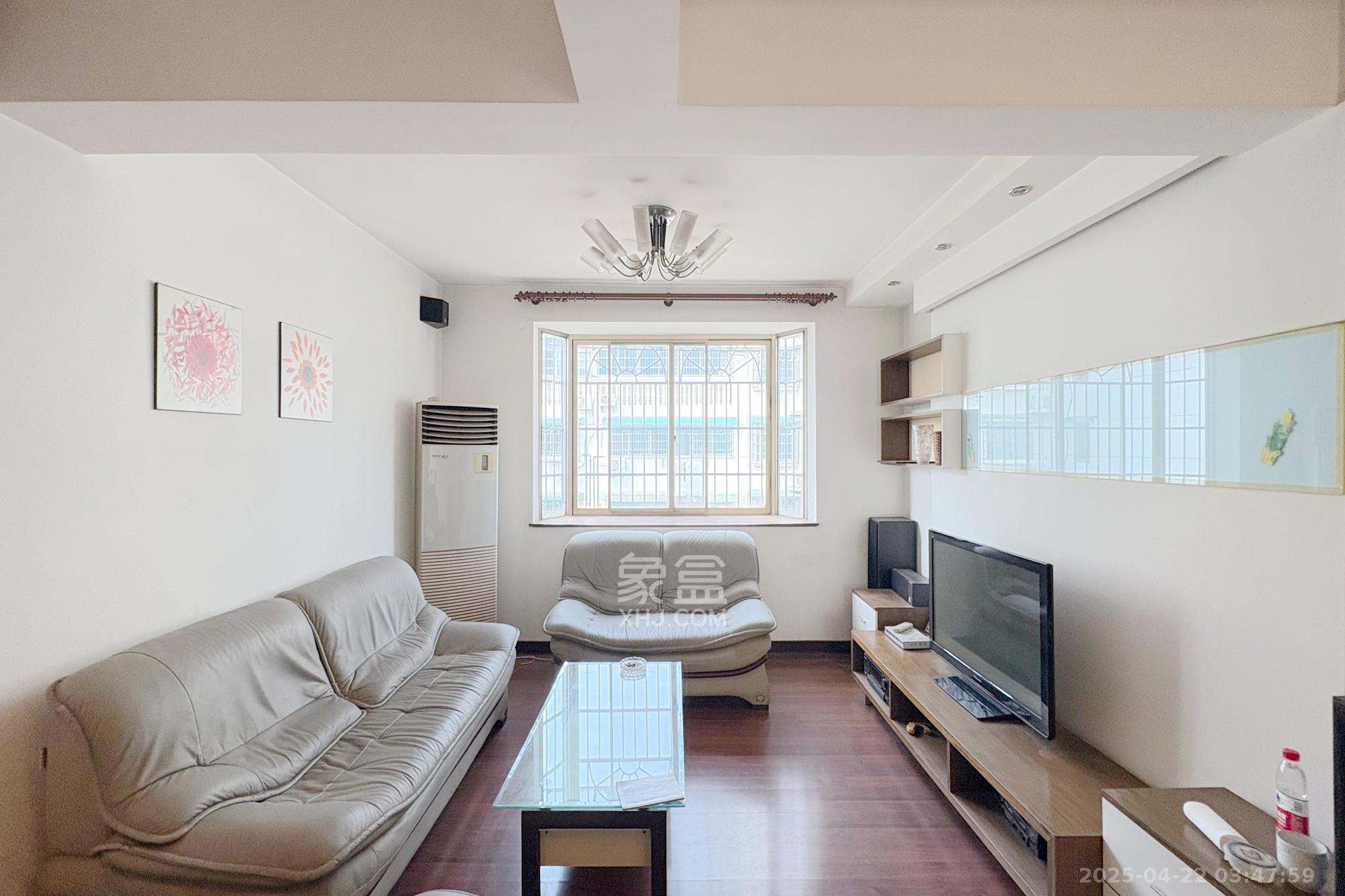 东南明苑 5室2厅2卫 88.8万 东南明苑 5室2厅2卫 88.8万客厅