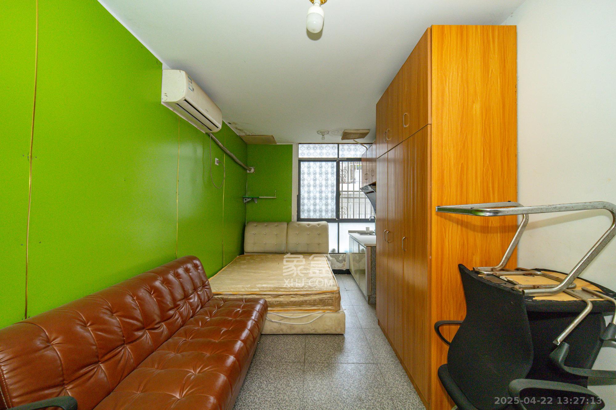 星沙二区  10室4厅4卫    328.0万 星沙二区  10室4厅4卫    328.0万客厅