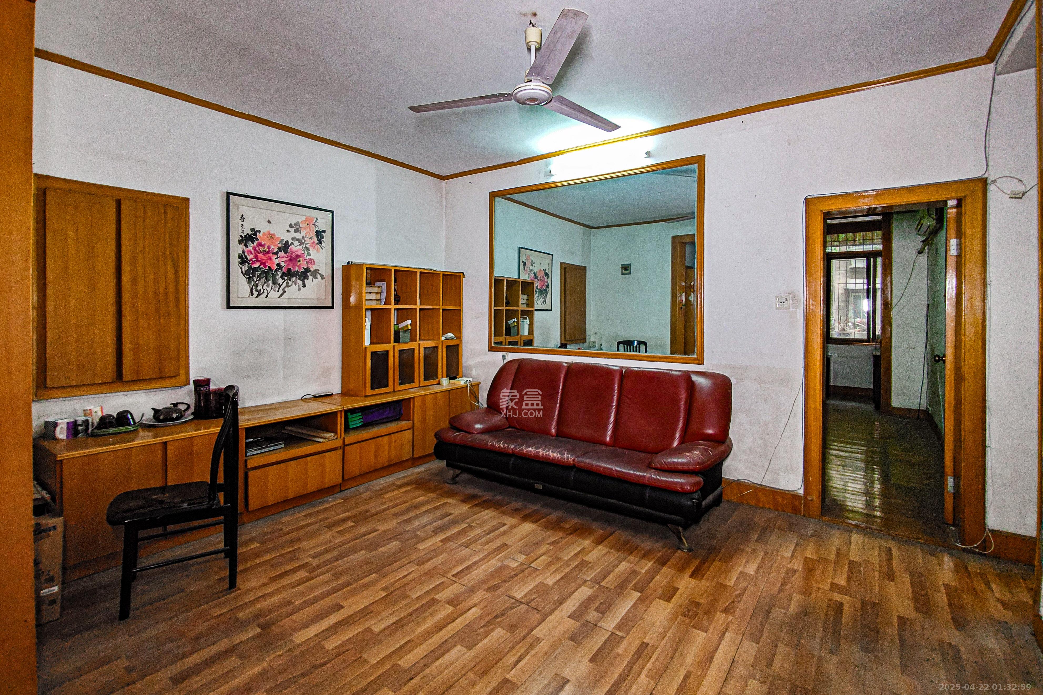 红旗区一片  3室2厅1卫    56.8万 红旗区一片  3室2厅1卫    56.8万客厅